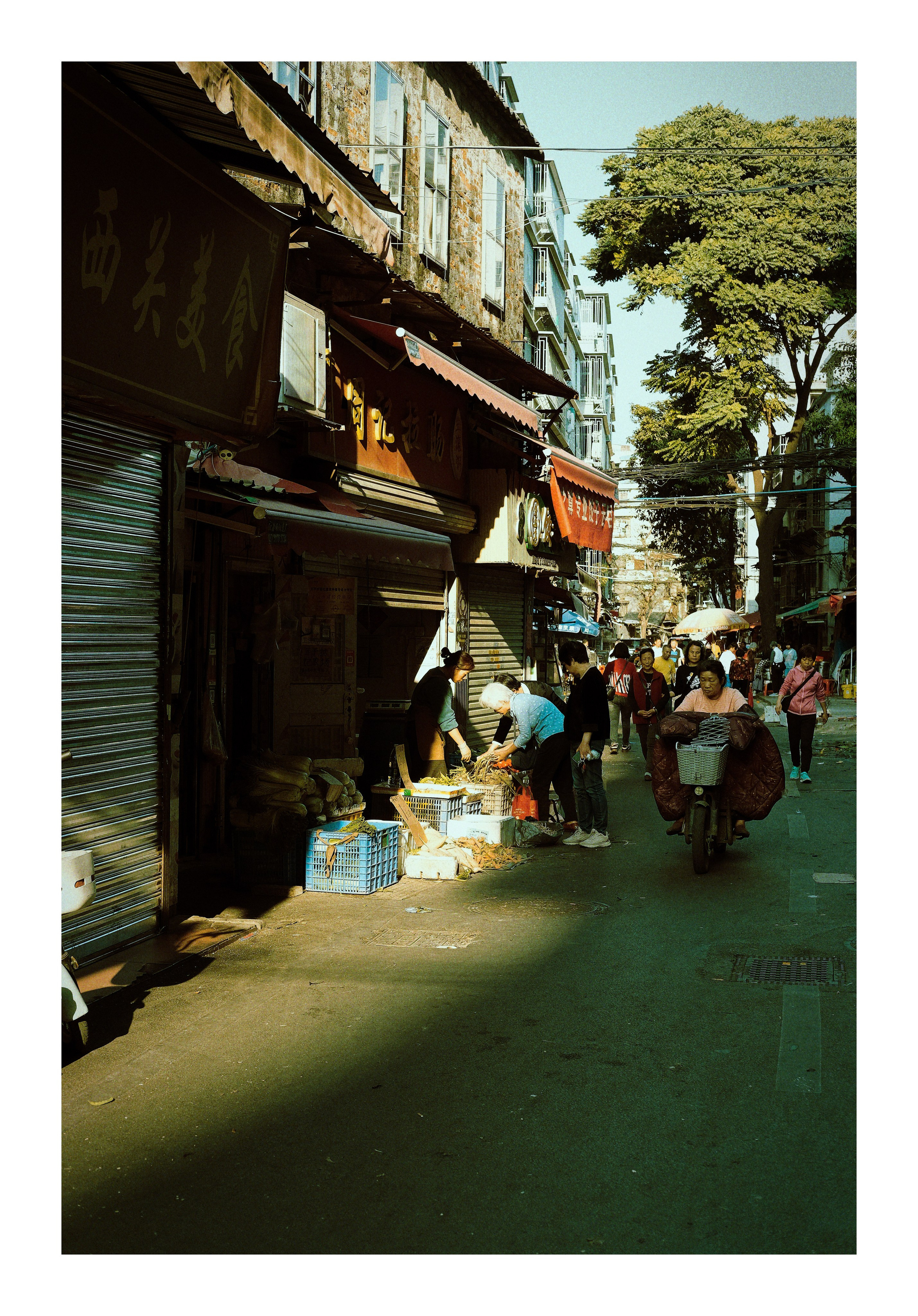 Candid Street Photography in Guangzhou — Film Style in Golden Hour