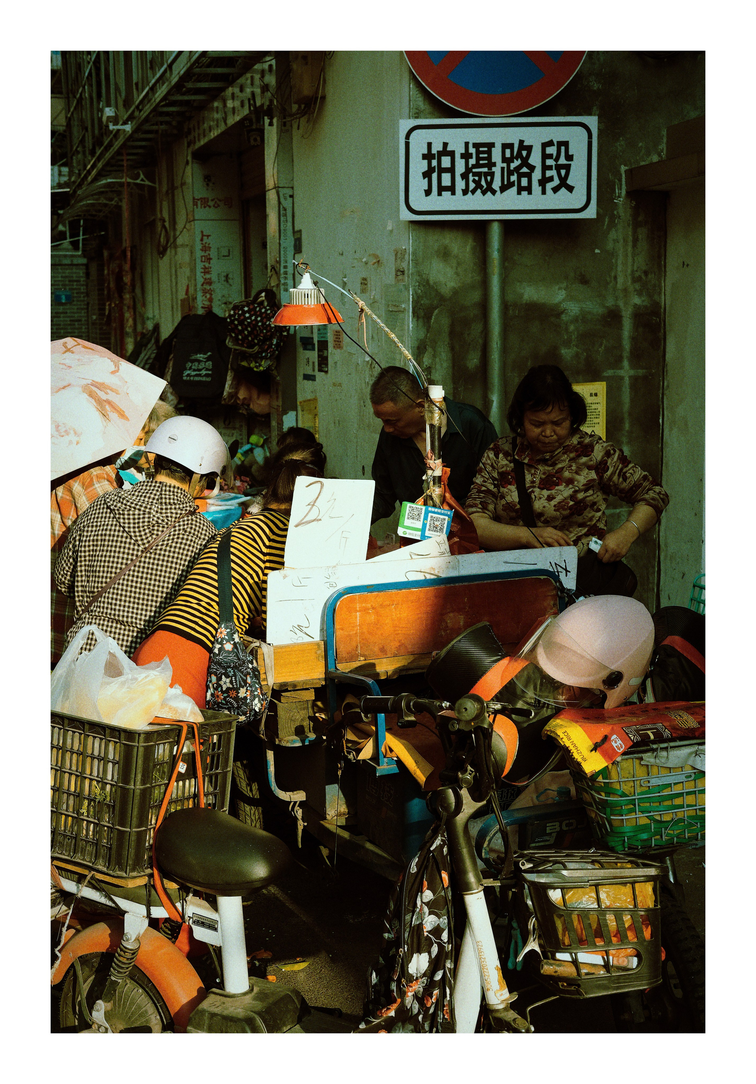 Candid Street Photography in Guangzhou — Film Style in Golden Hour