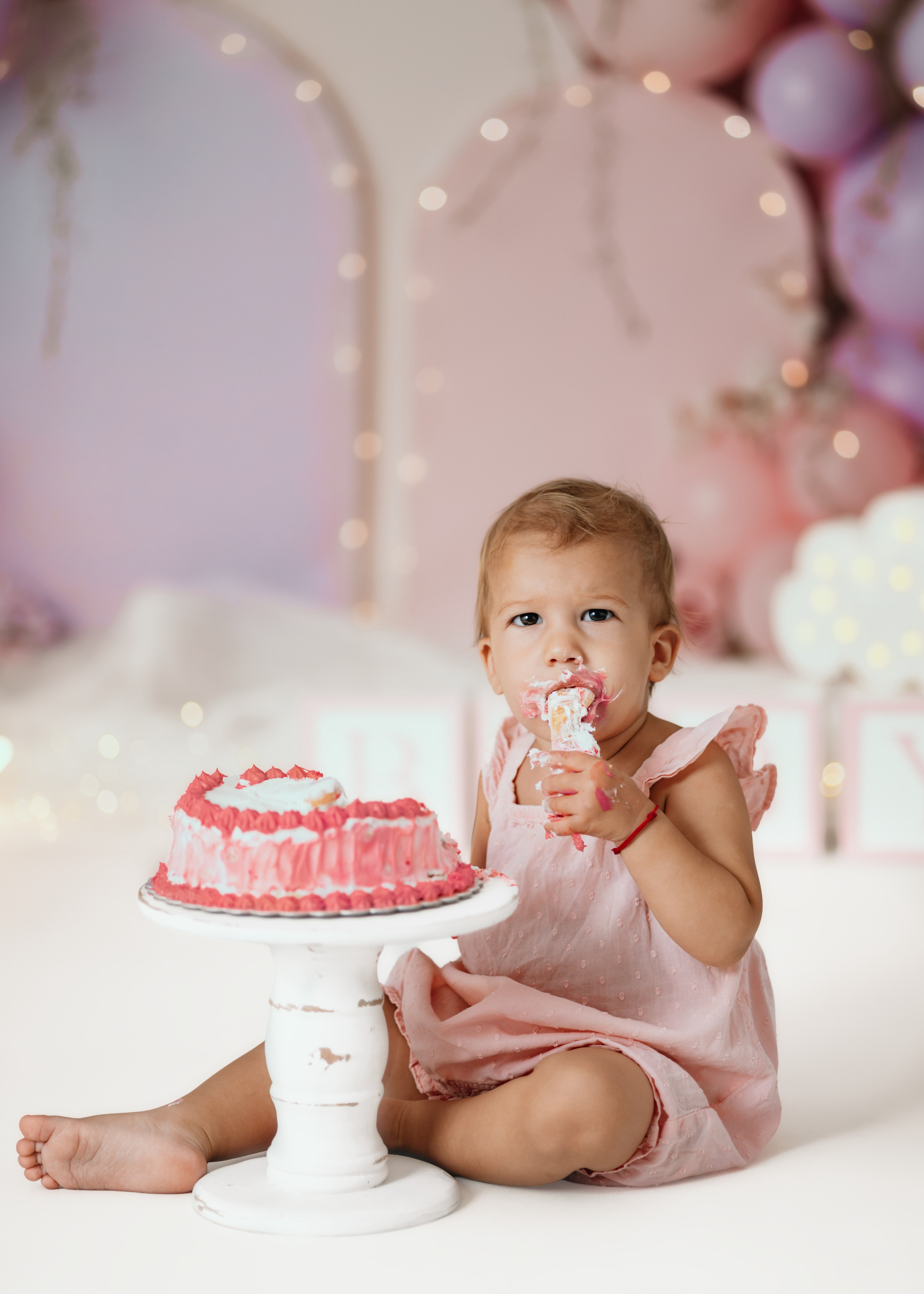 Cake smash slikanje bebe u neutralnoj dekoraciji sa balonima – Beograd
