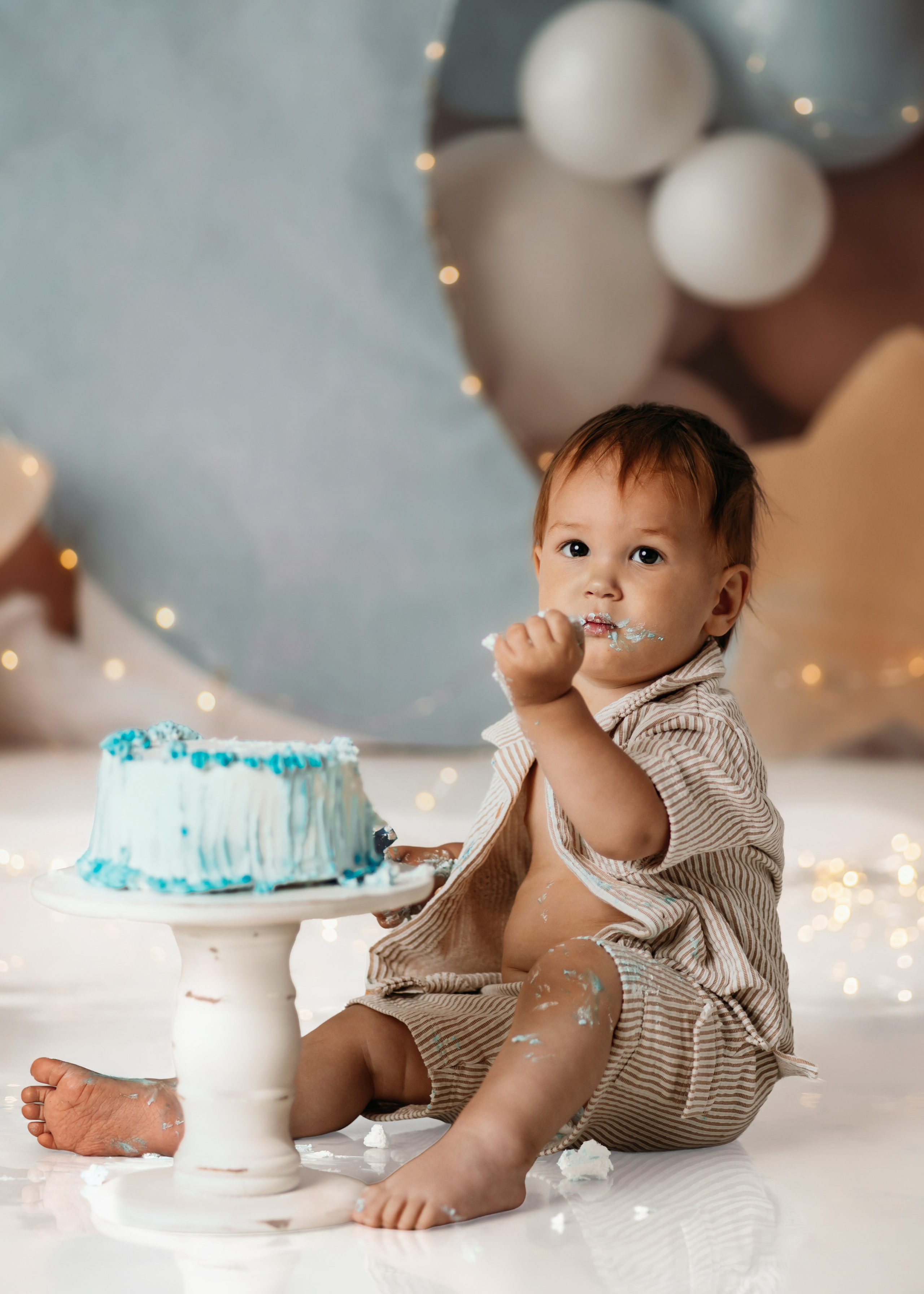 Prvi rođendan Beograd – cake smash beba u plavoj dekoraciji sa mesecom i lampicama