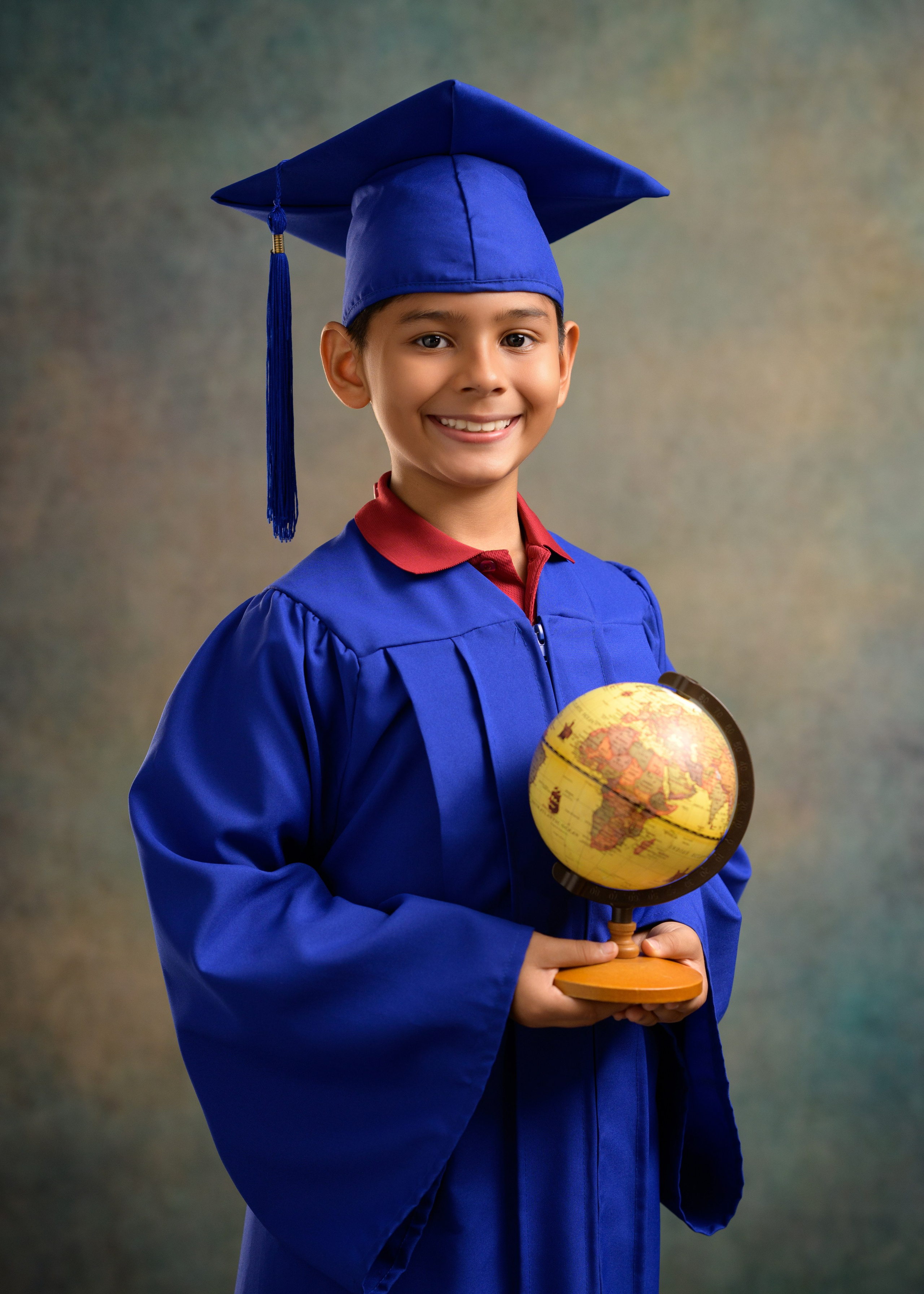 Retrato escolar de niño de sexto grado realizado en estudio fotográfico profesional en Panamá.
