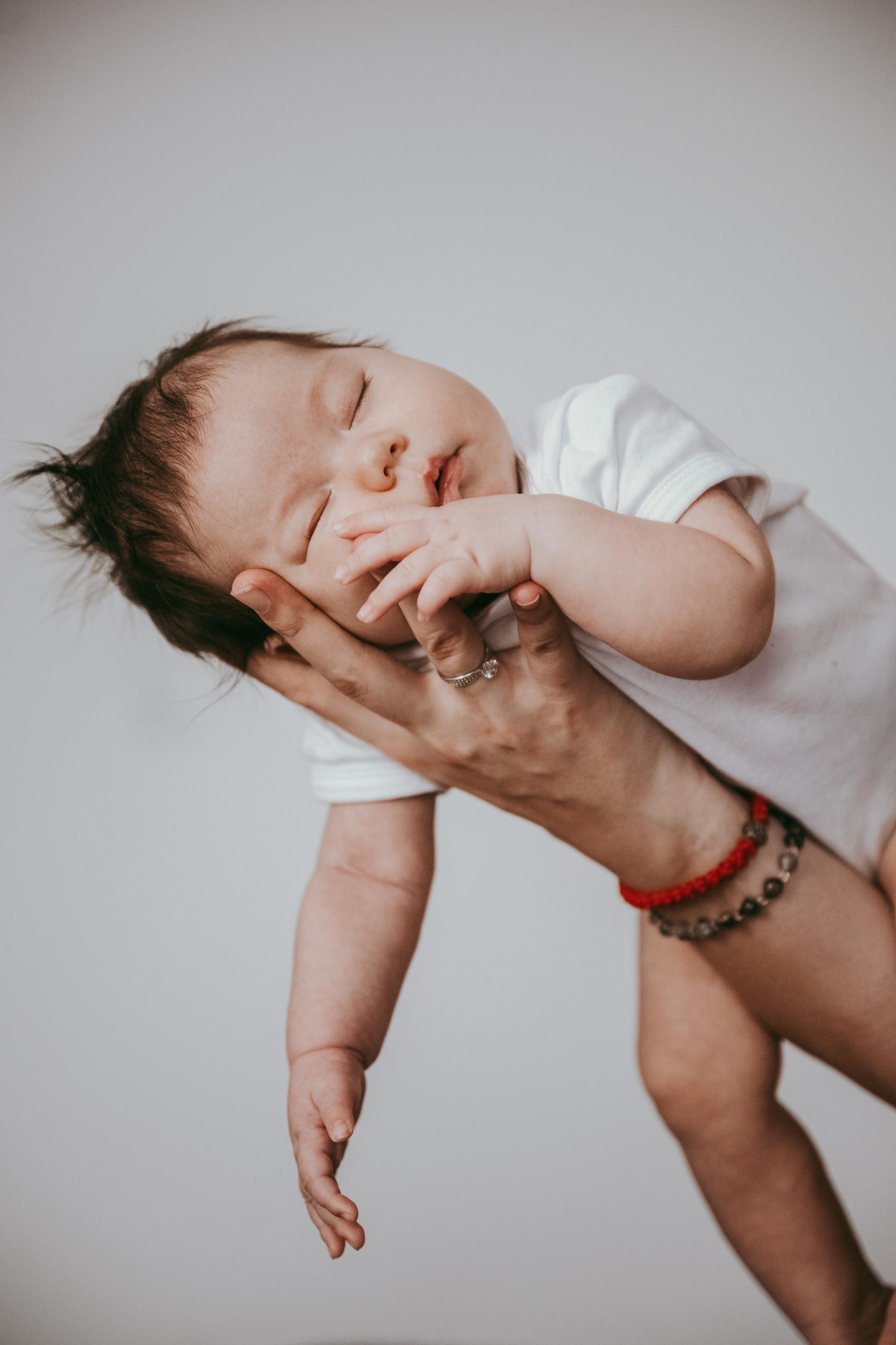 FOTOGRAFISANJE BEBA KOD KUCE. Deciji i porodicni fotograf u Beogradu Oksana Skendzic