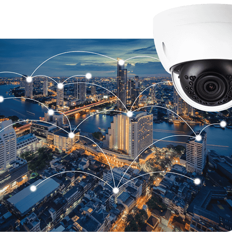 Камера видеонаблюдения над современным городом, визуализация цифрового контроля и сетей наблюдения, урбанистический пейзаж XXI века, концептуальное изображение.