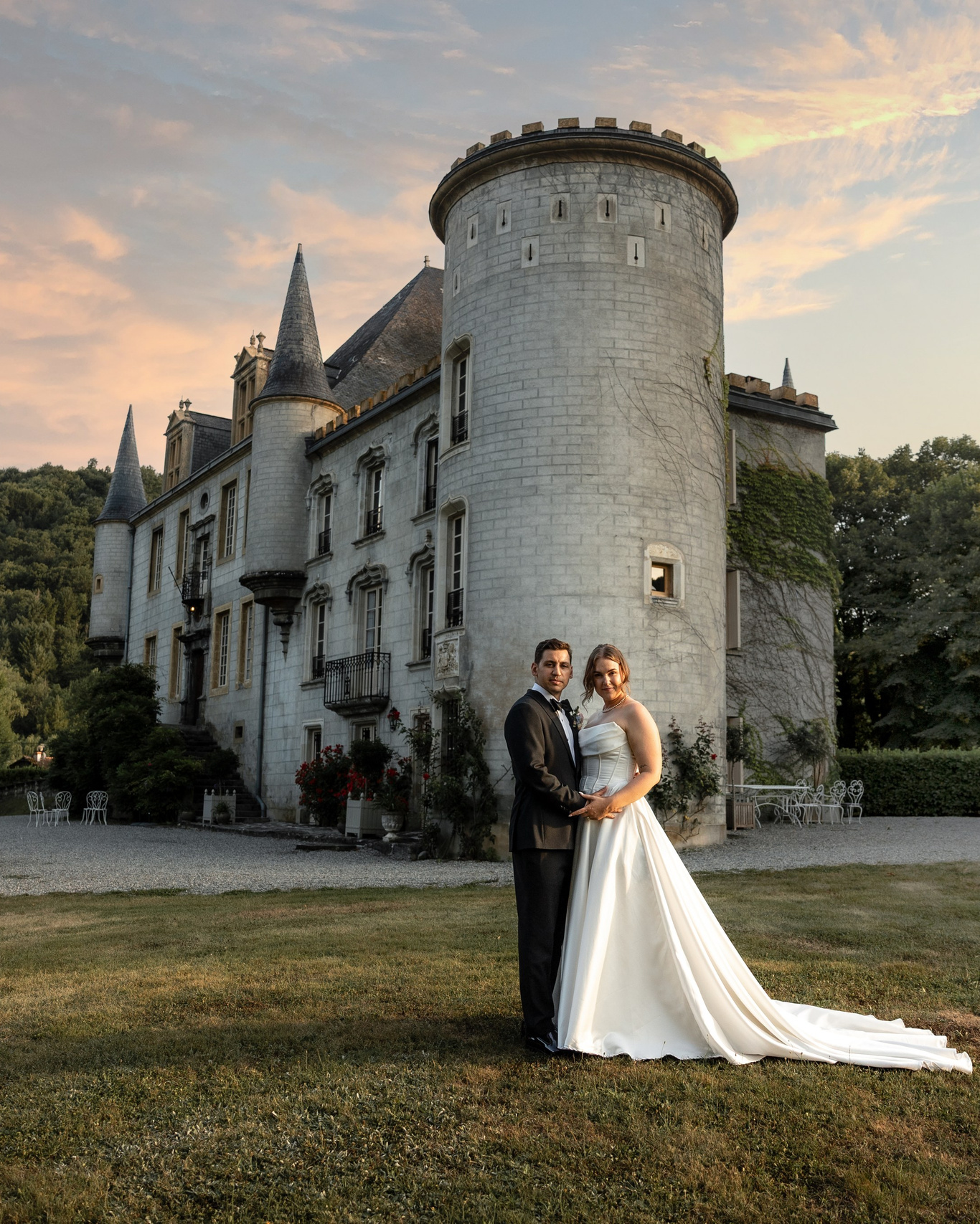 wedding couple portrait in front of a château in Southwest France