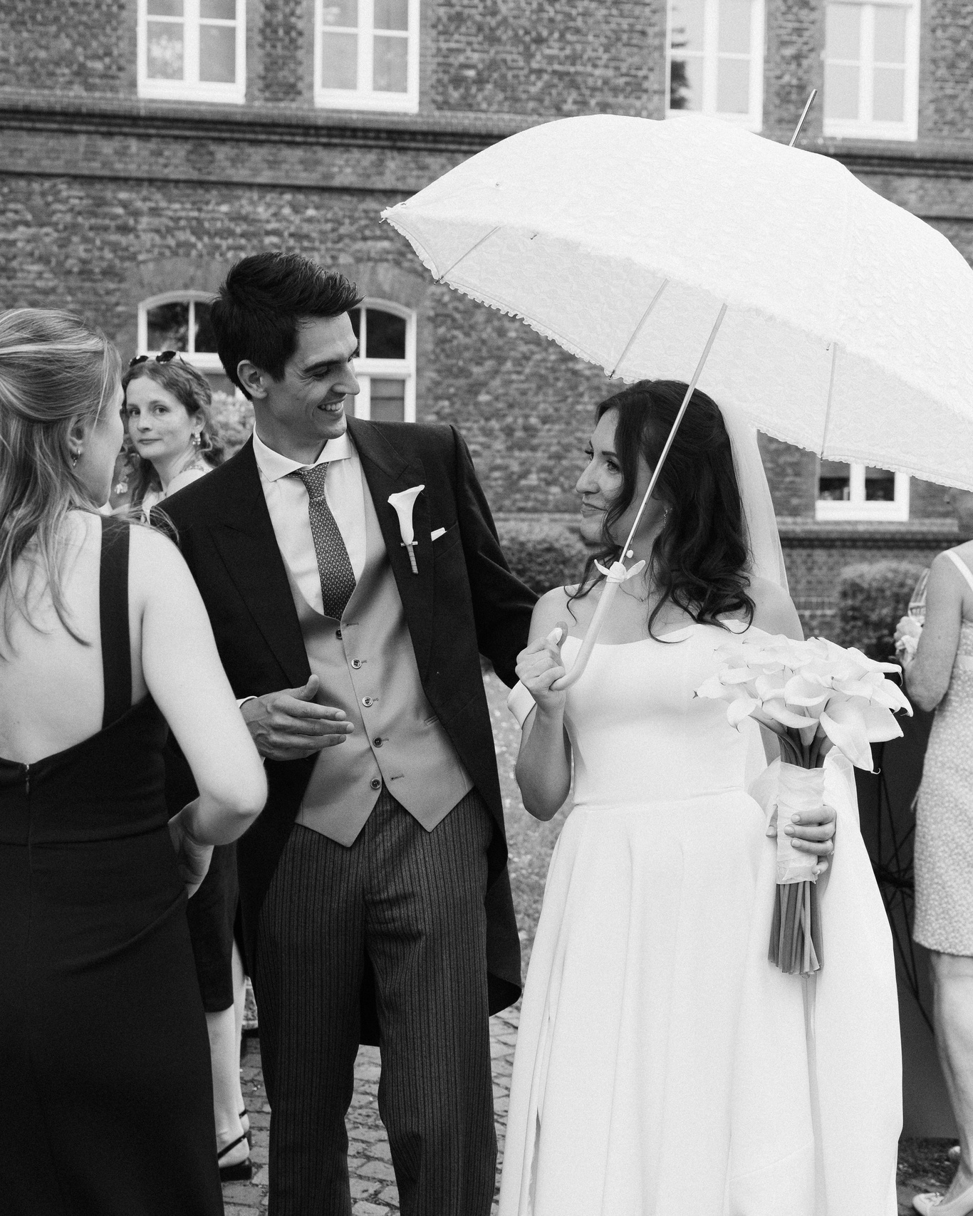 Brautpaar unter transparentem Regenschirm in Düsseldorf