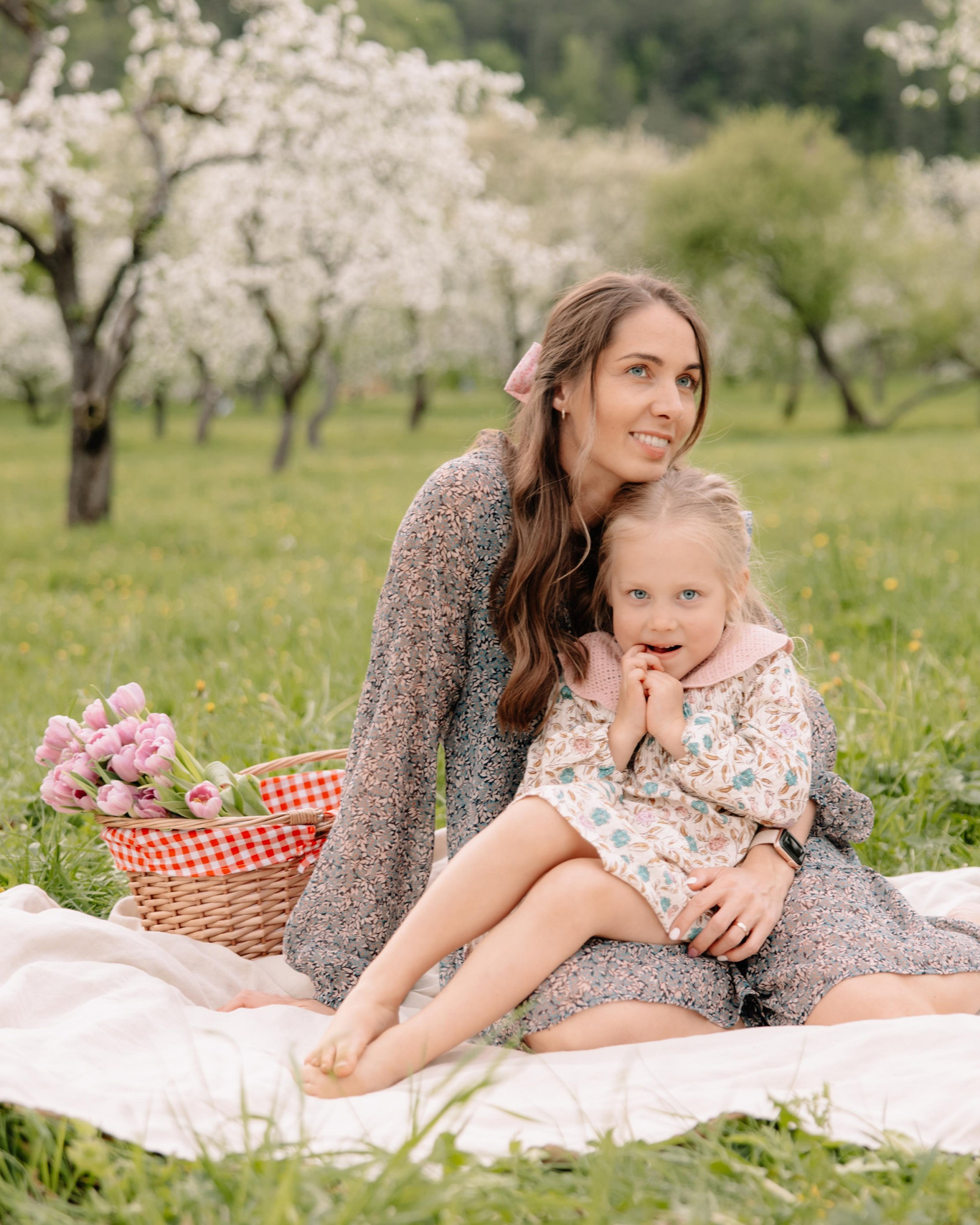 Šeimos fotosesija Vilniuje — namie, gamtoje, studijoje. Framed by Evelina | Vestuvių fotografė