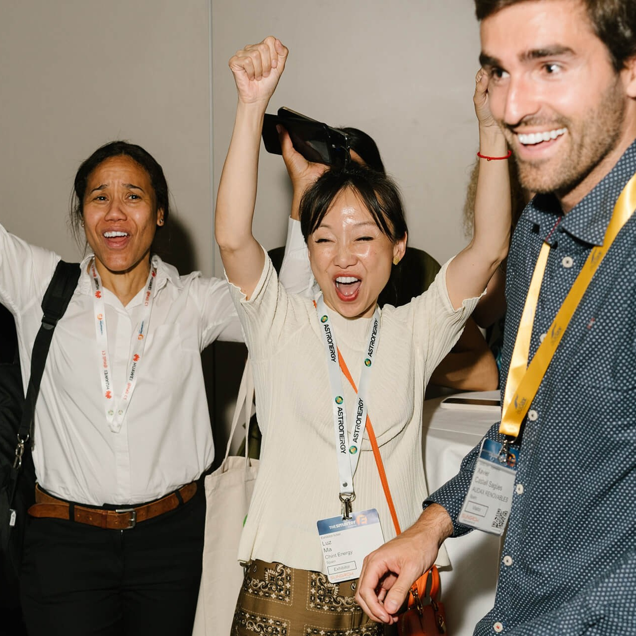 Erschöpfter Mann ruht sich nach dem Tun auf dem Laufband aus