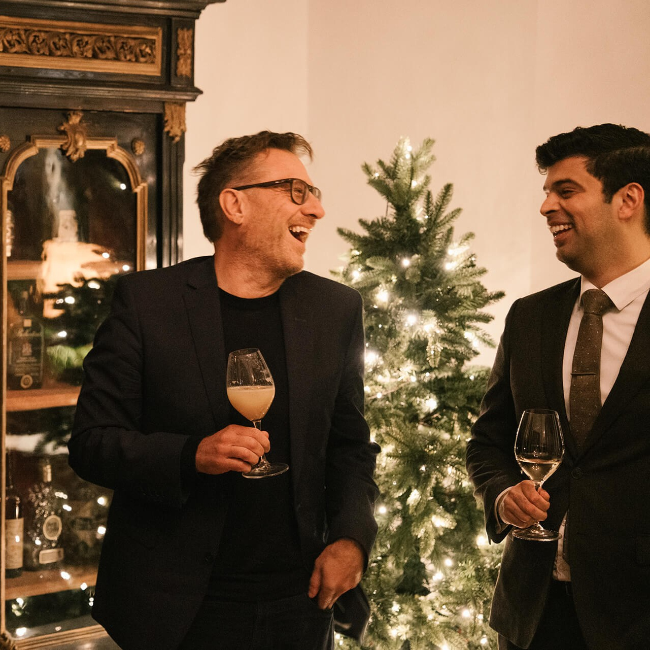 Lächelnde Frau in schwarzem Outfit beim Barre