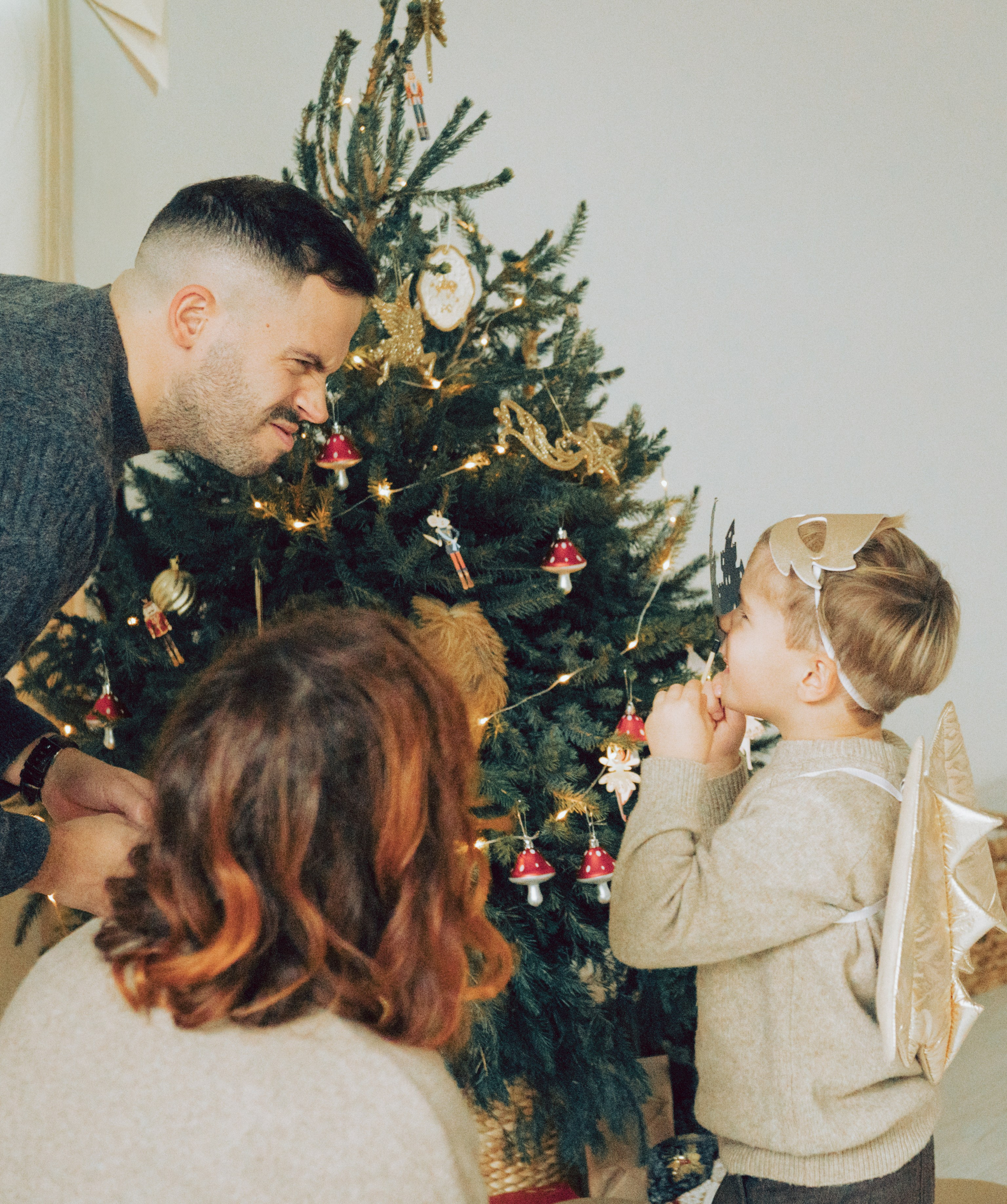 servizio fotografico natalizio famiglia, teatrino delle ombre, gioco creativo bambini, atmosfera intima natalizia, luce calda inverno, fotografia di famiglia creativa, racconti di Natale, connessione genitori figli, pupazzi fatti a mano, anastasiia buchinskaia photographer, anamilanofoto, servizio natale milano, fotografo sessione natalizia milano, migliore sessione fotografica natalizia
