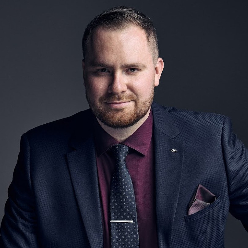 Klasický biznis portrét v ateliéri. Profesionálny fotograf v Bratislave — Pasha Borsai