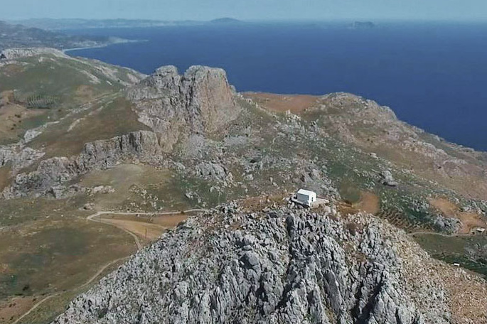 Церквушка на вершине скалы на Крите. Фотограф Романова Екатерина, венчание в Греции.