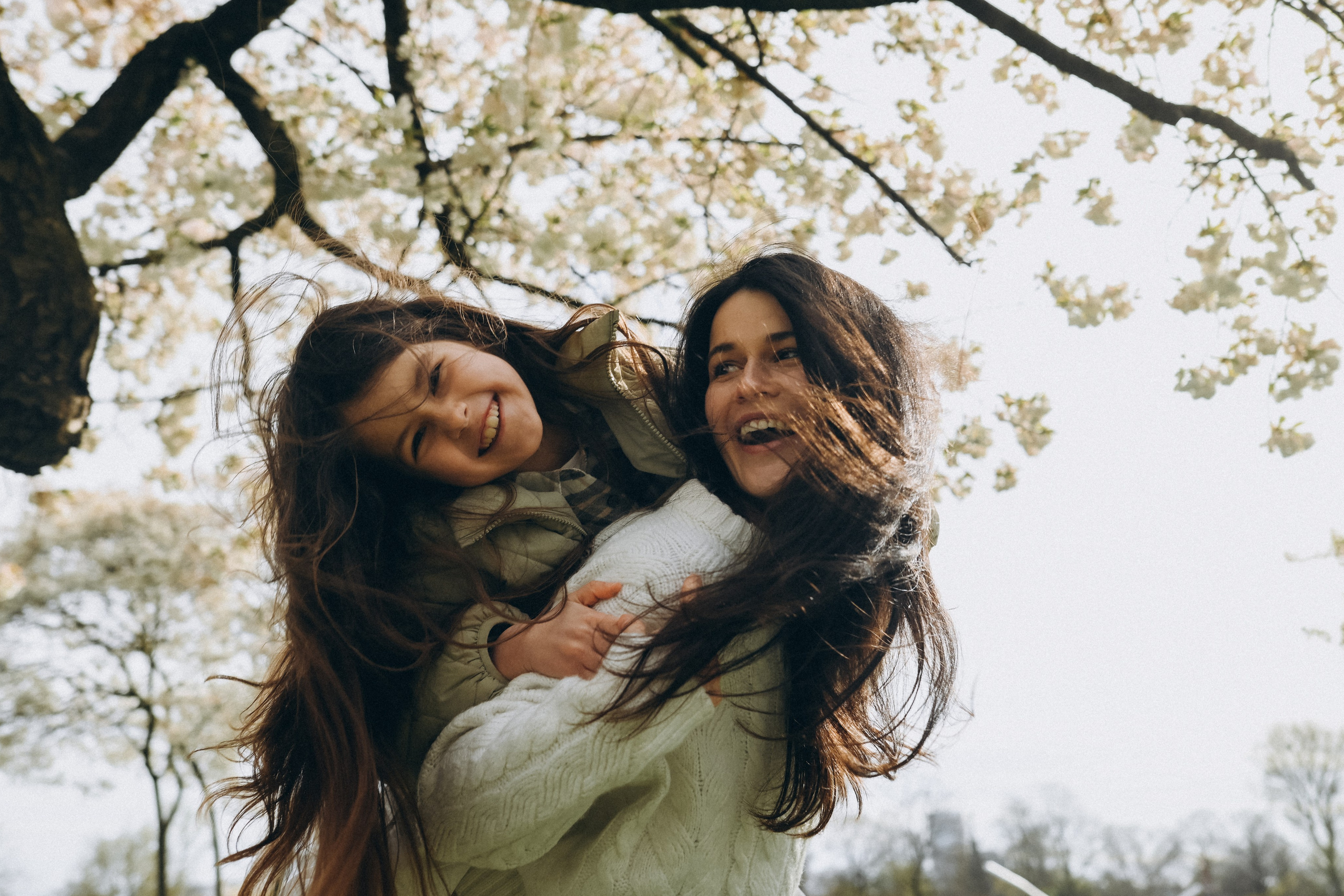 Glückliche Mutter und Tochter bei einem Familienfotoshooting im Park