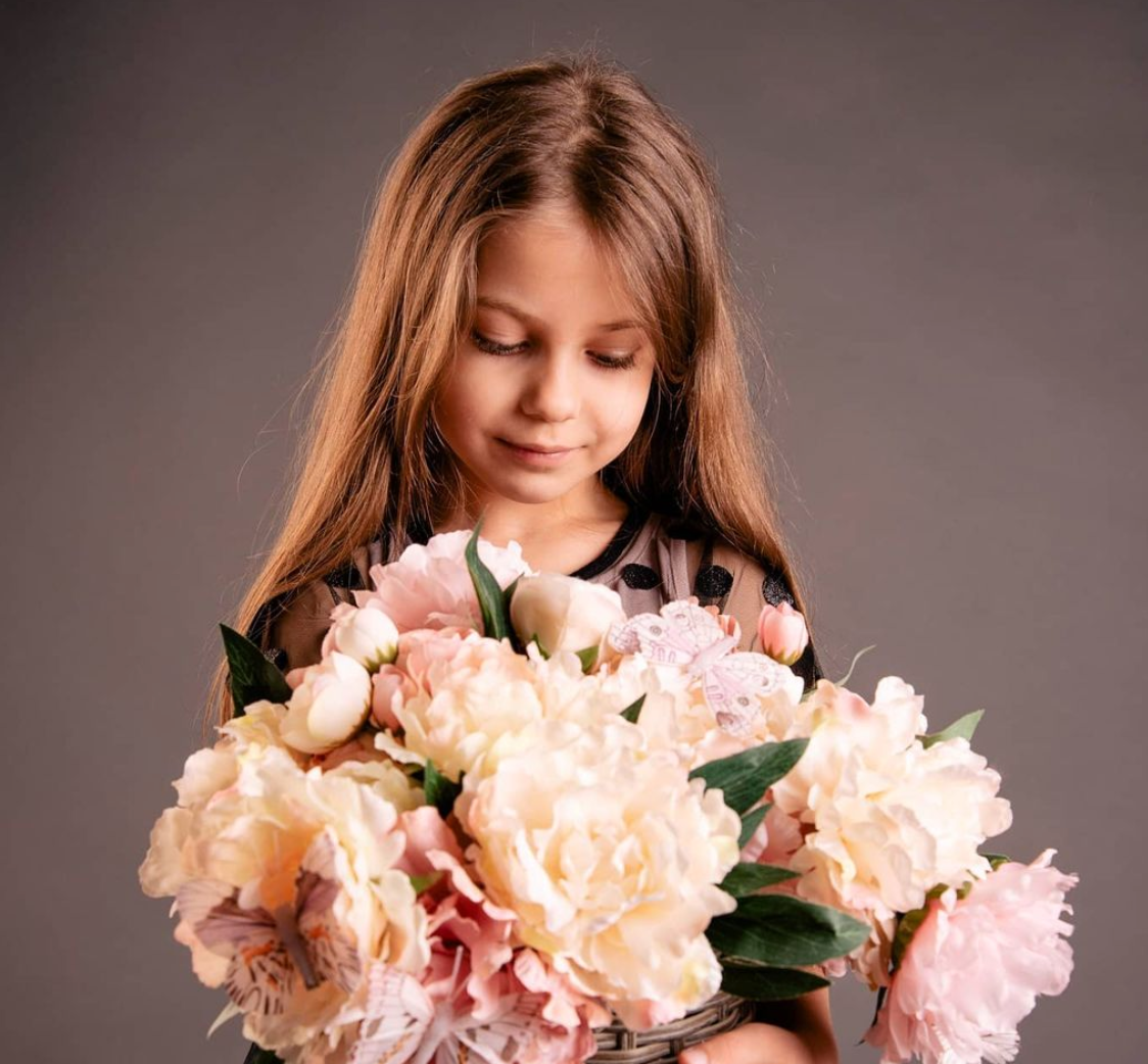 Kreatives Kinderfoto in einem Studio, festgehalten von Anastasia Zaluzhna in Mannheim. Perfekt für lebendige und verspielte Erinnerungen. Креативна дитяча фотографія в студії, зроблена Анастасією Залужною в Мангеймі. Ідеально для яскравих і грайливих спогадів.
