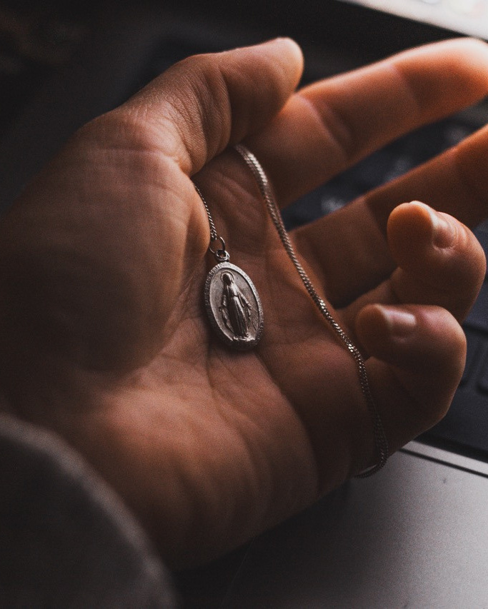 Víra v cokoliv, co ti pomáhá je síla, která tě drží nad vodou, i když se topíš. Dana Lišková — Empatická fotografka | Introspektivní umělkyně | Neurodivergentní koučka| Zakladatelka Artepy.cz