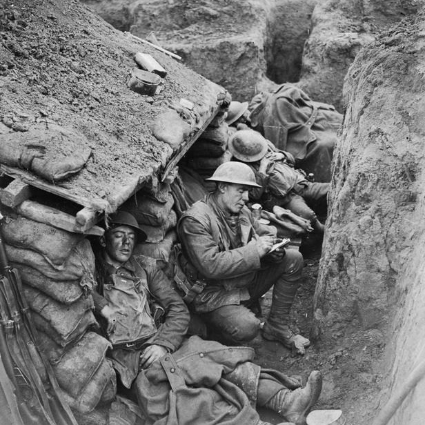 Солдаты в окопе во время Первой мировой войны, повседневная жизнь на фронте, условия позиционной войны, историческая фотография начала XX века.