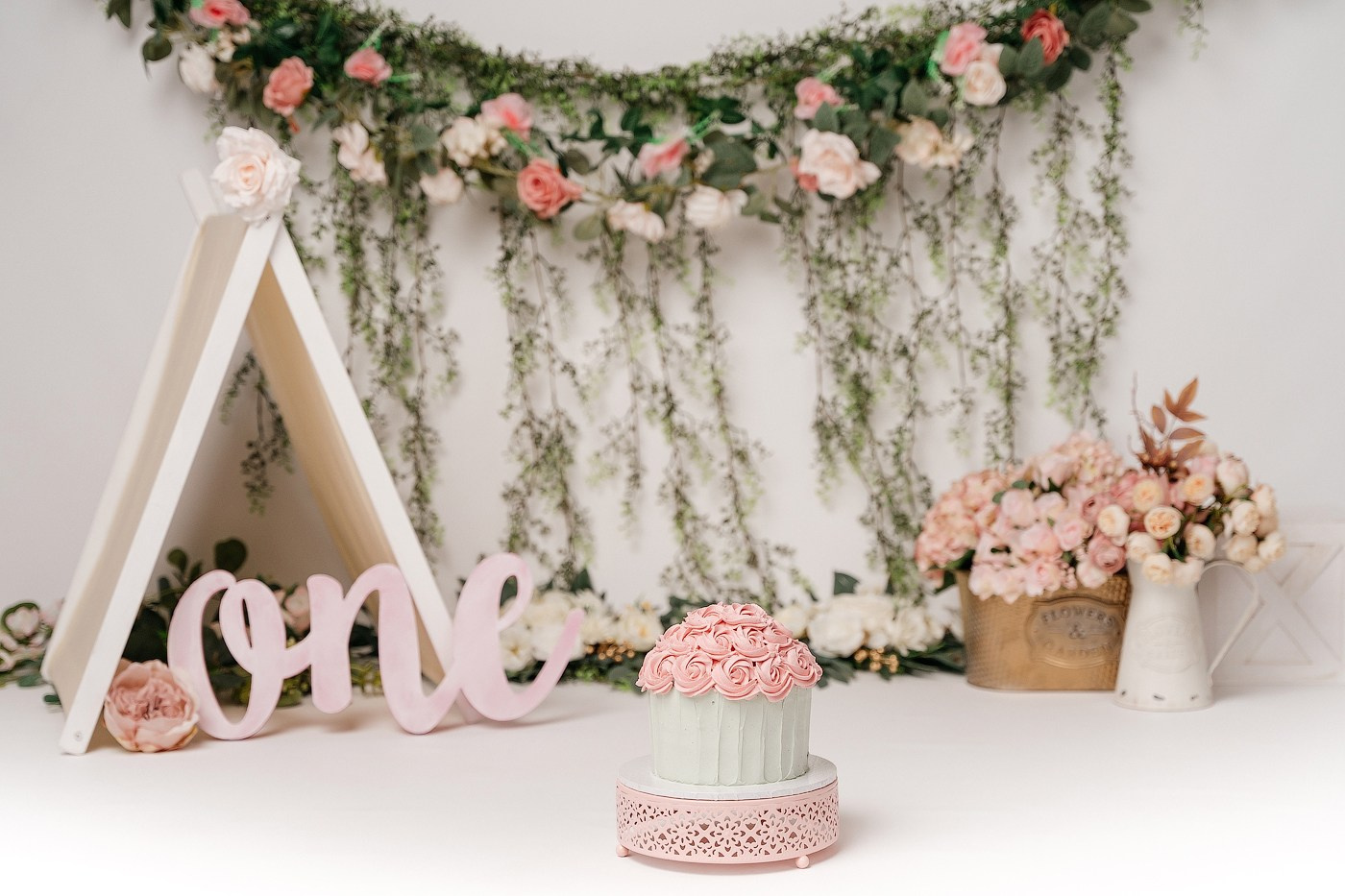 Cake Smash Themes. Newborn and family photographer. Hills District. Sydney