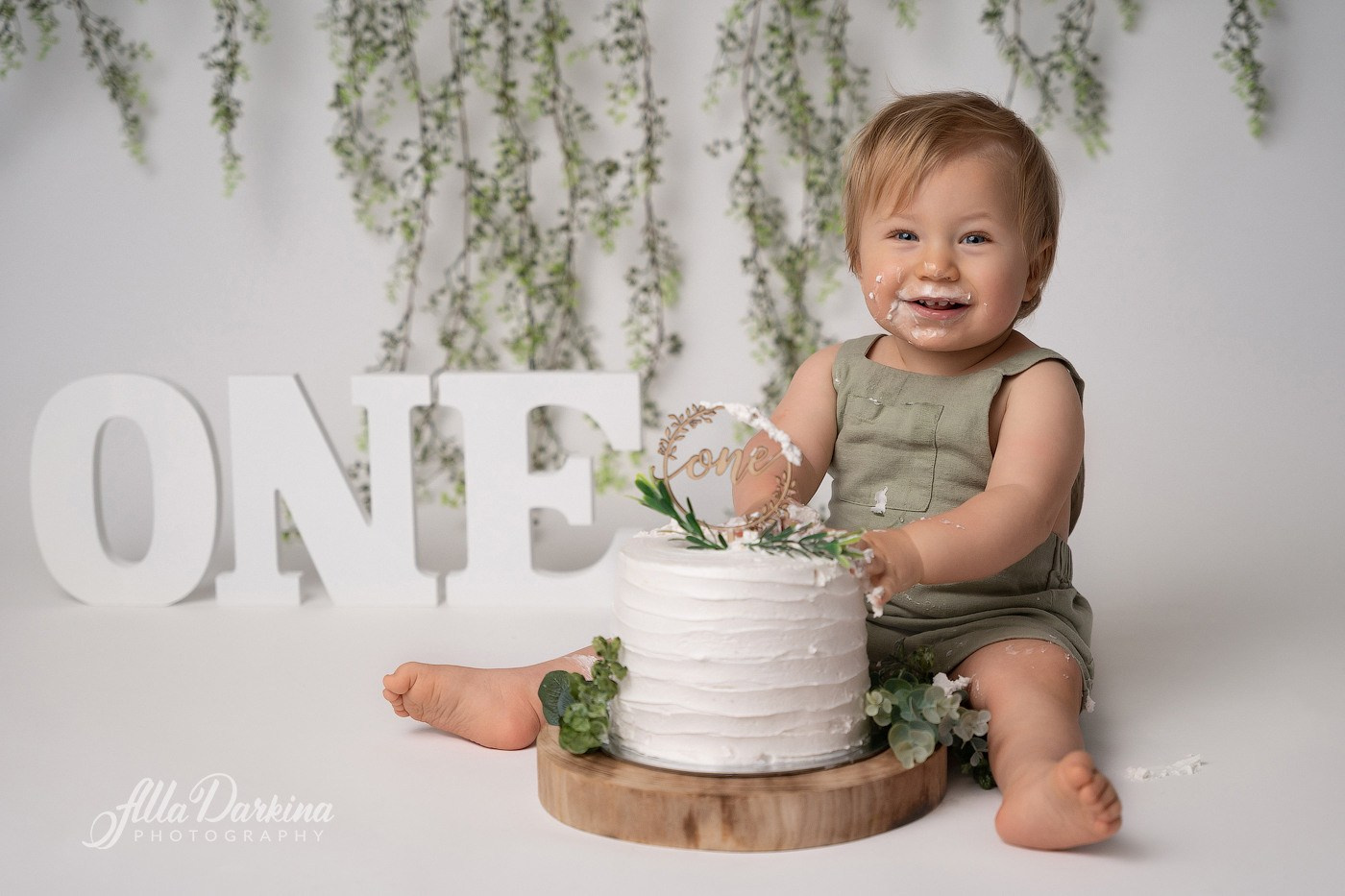 Cake Smash Themes. Newborn and family photographer. Hills District. Sydney