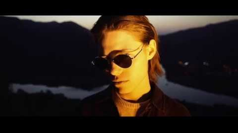 Киноработы оператора, режиссёра, монтажера и выдумщика Ивана Черных. Стрит-фотография, полная абсурда, идиотизма и красоты