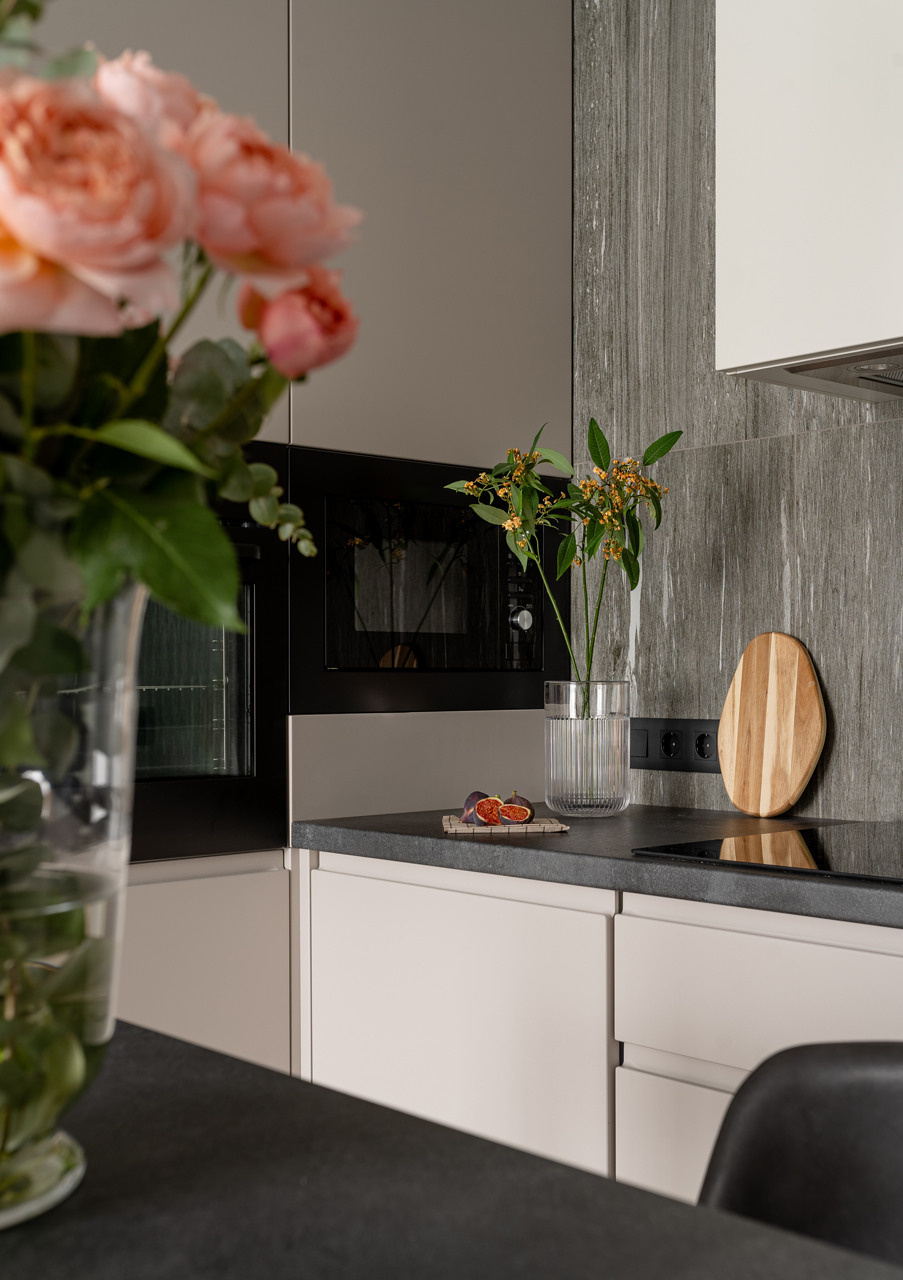 Большая кухня с островом и панорамными окнами.