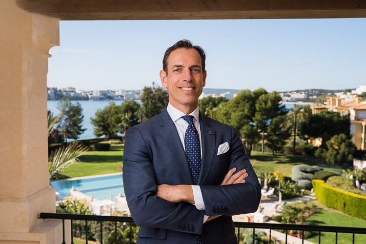 Corporate Portraits oin Mallorca for your executive employees isgreat idea to make the team wok