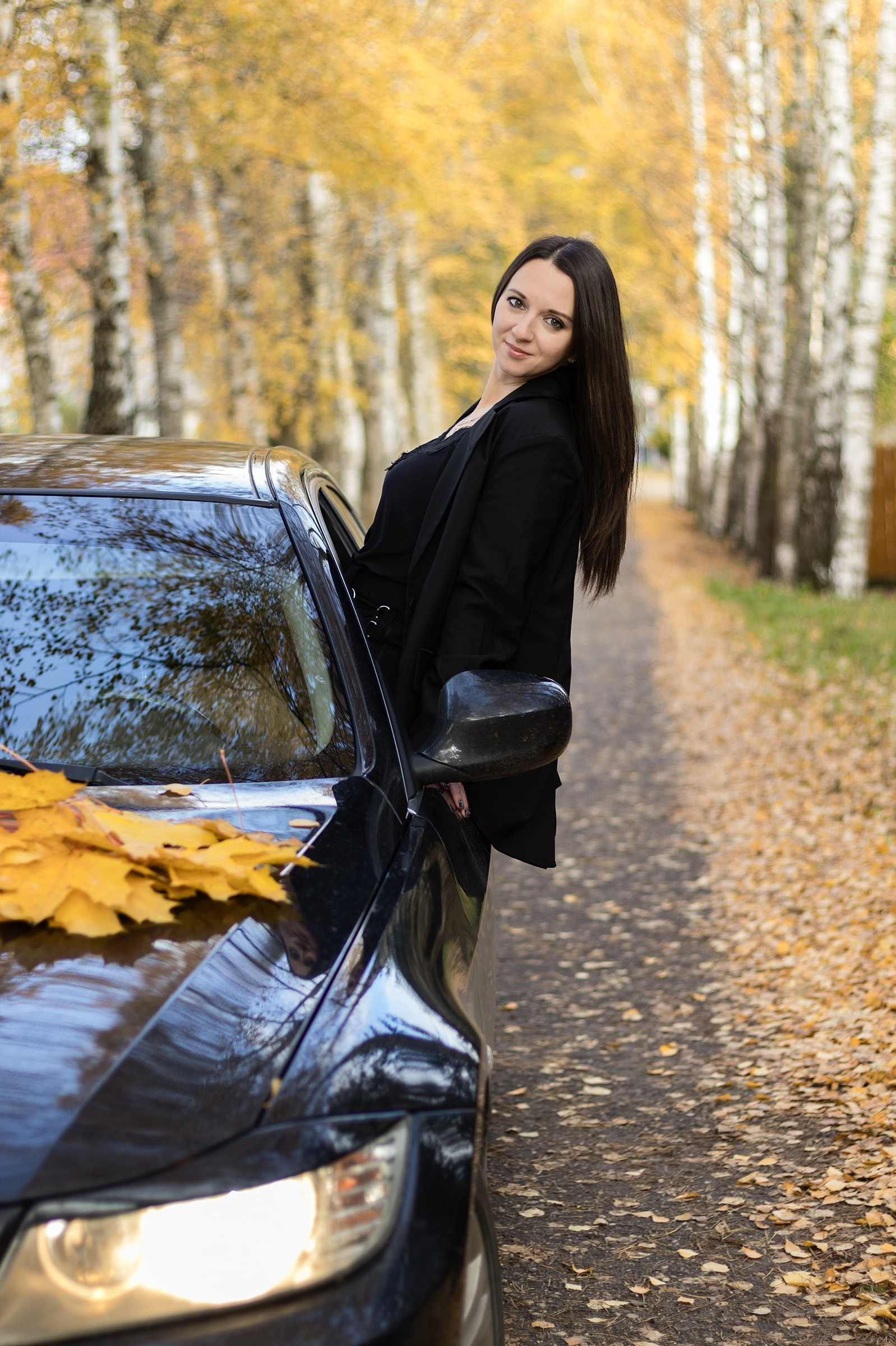 Fotosesija Daugavpilī rudenī netālu no automašīnas