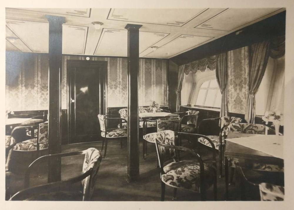 Vintage postcard: airship “Graf Zeppelin” and aviation history. Photographer, collector of vintage postcards, and creator of stories at the intersection of the past and the personal. Irina Dainakova