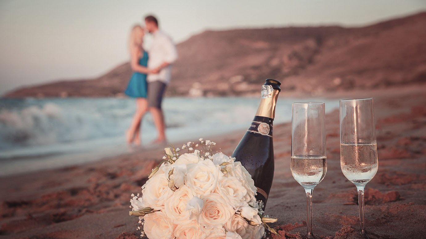 Пара на закате на фоне моря. Предложение руки и сердца на Крите. Фотосессия в Греции.