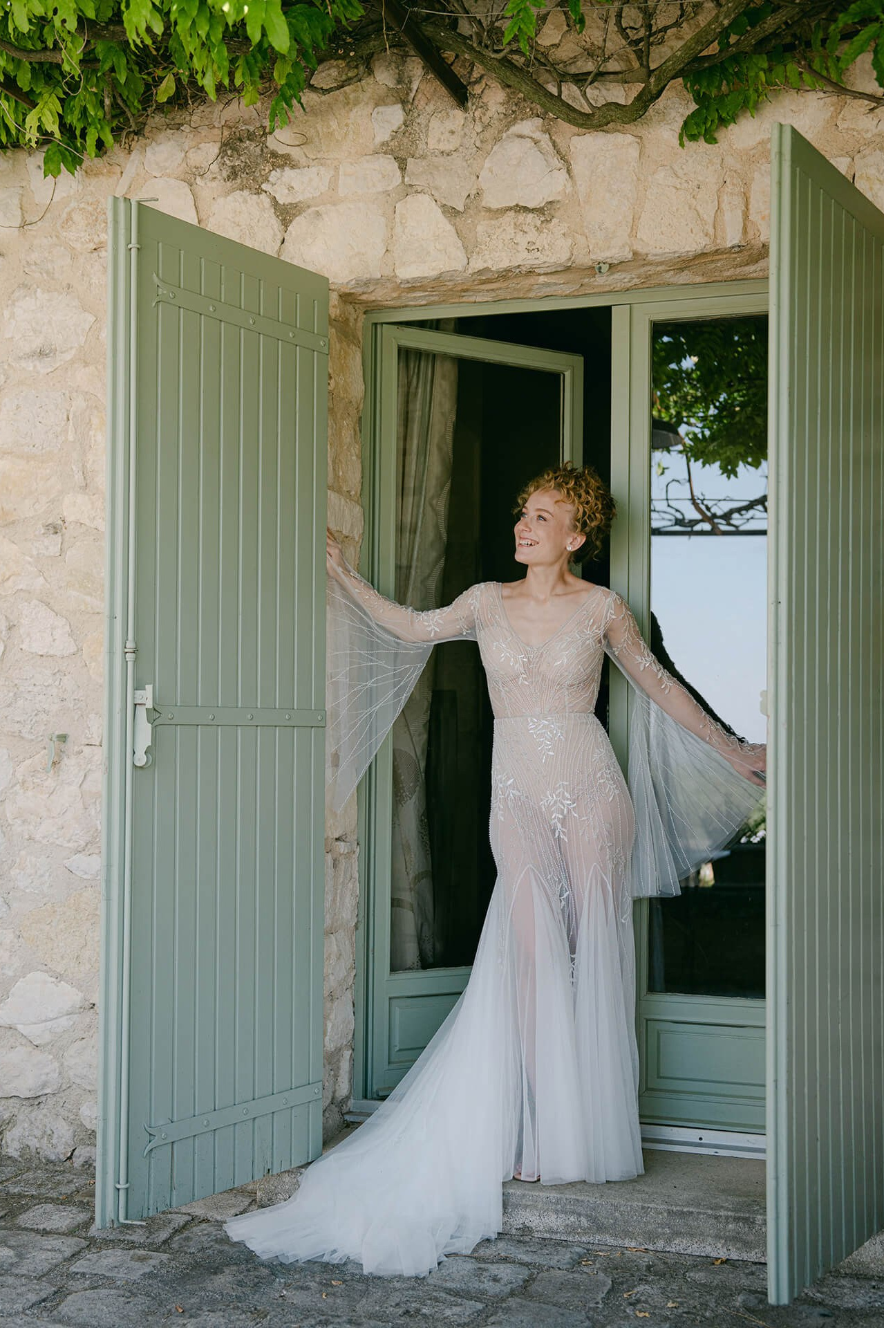 The Bride’s getting ready: wedding morning photography guide. Wedding photographer in Europe. Based in Italy, Lake Como. Aesthetic elegant story-telling