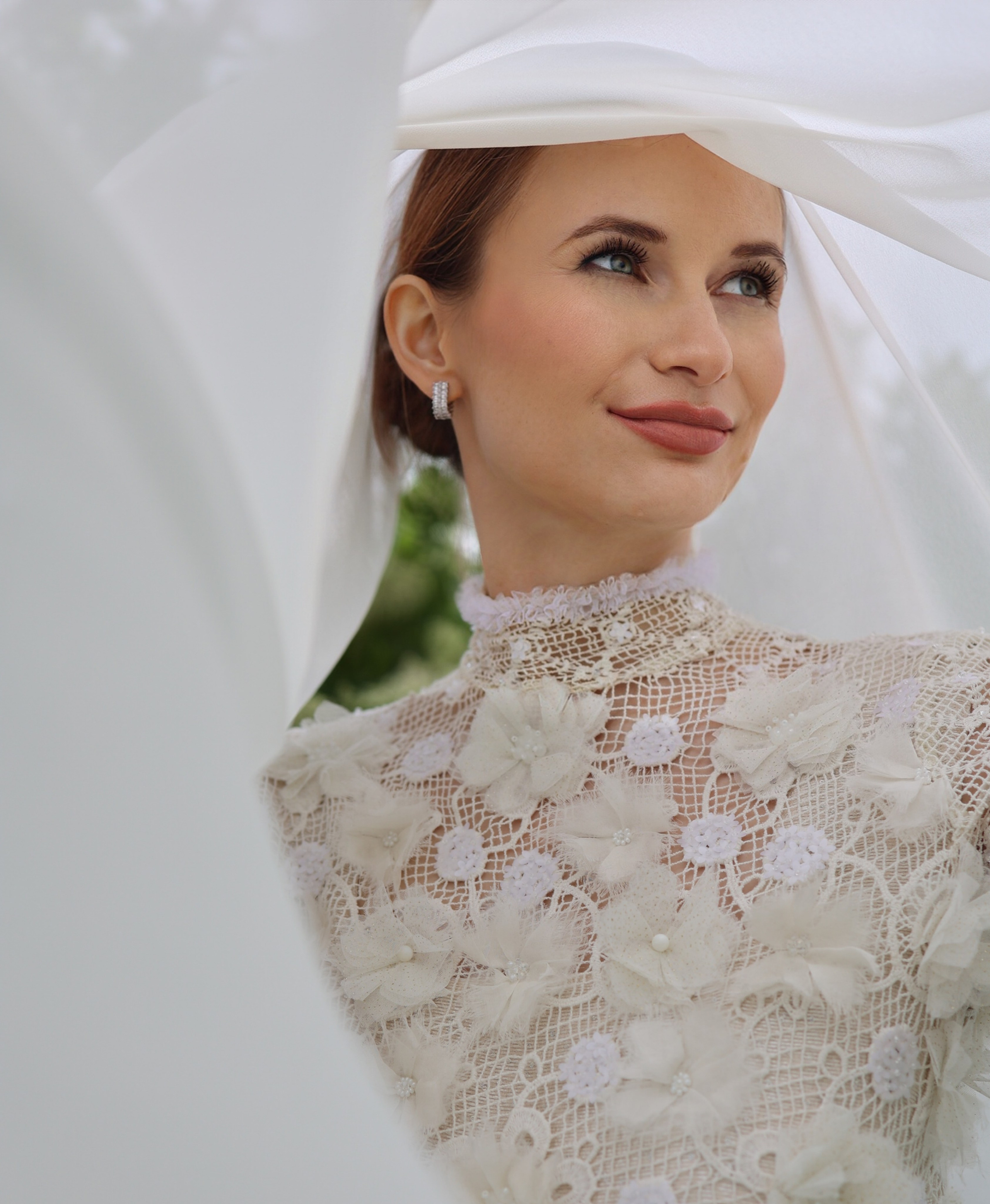 alt="Sesion de fotos de preparativos de boda con luz natural en la habitacion"