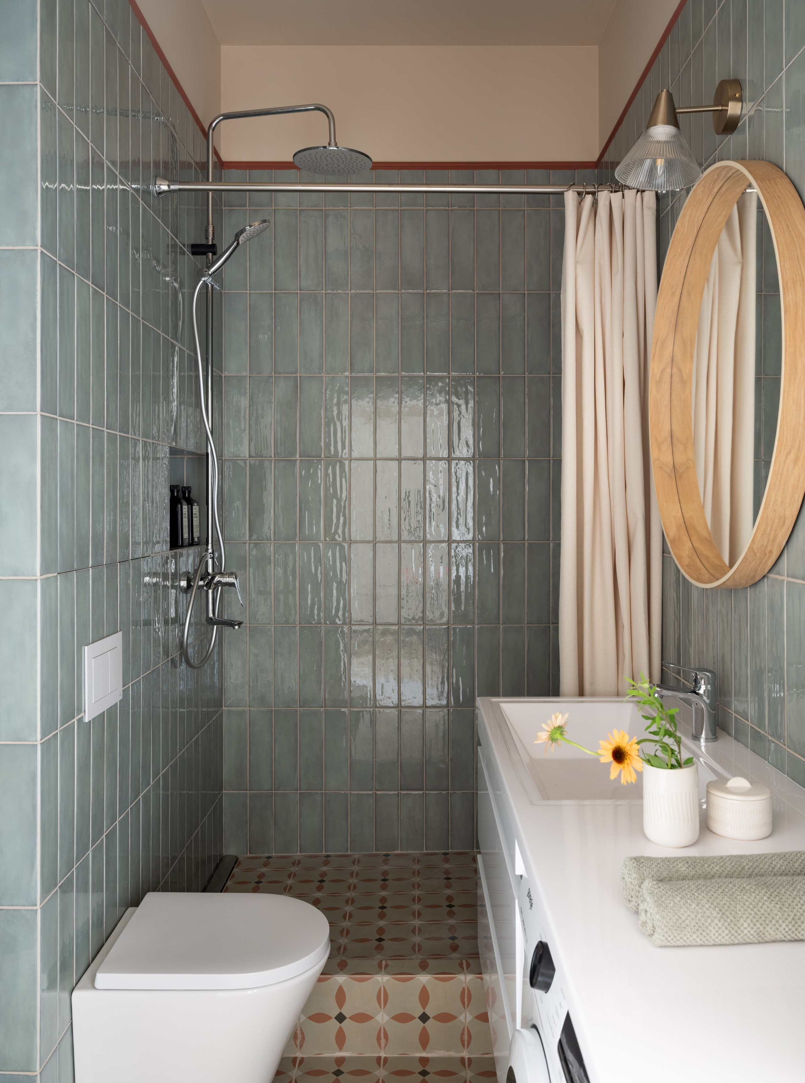 Ванная в маленькой студии с плиткой кабанчик зеленого цвета, проект Анастасии Заркуа