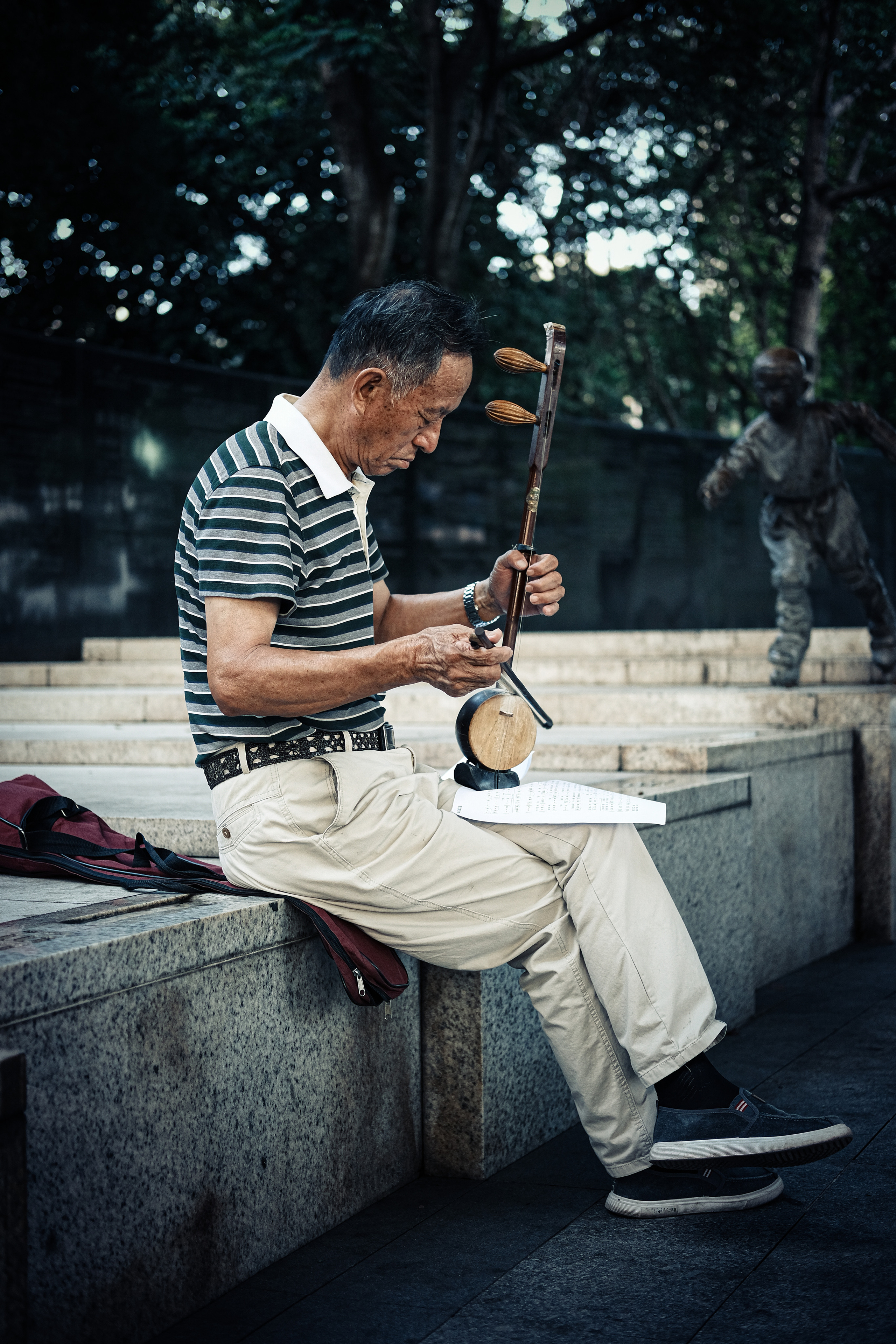 The Erhu |  Two-stringed bowed musical instrument | Shenzhen | China. 中国街头摄影 | The Streets of China Through My Eyes | 深圳