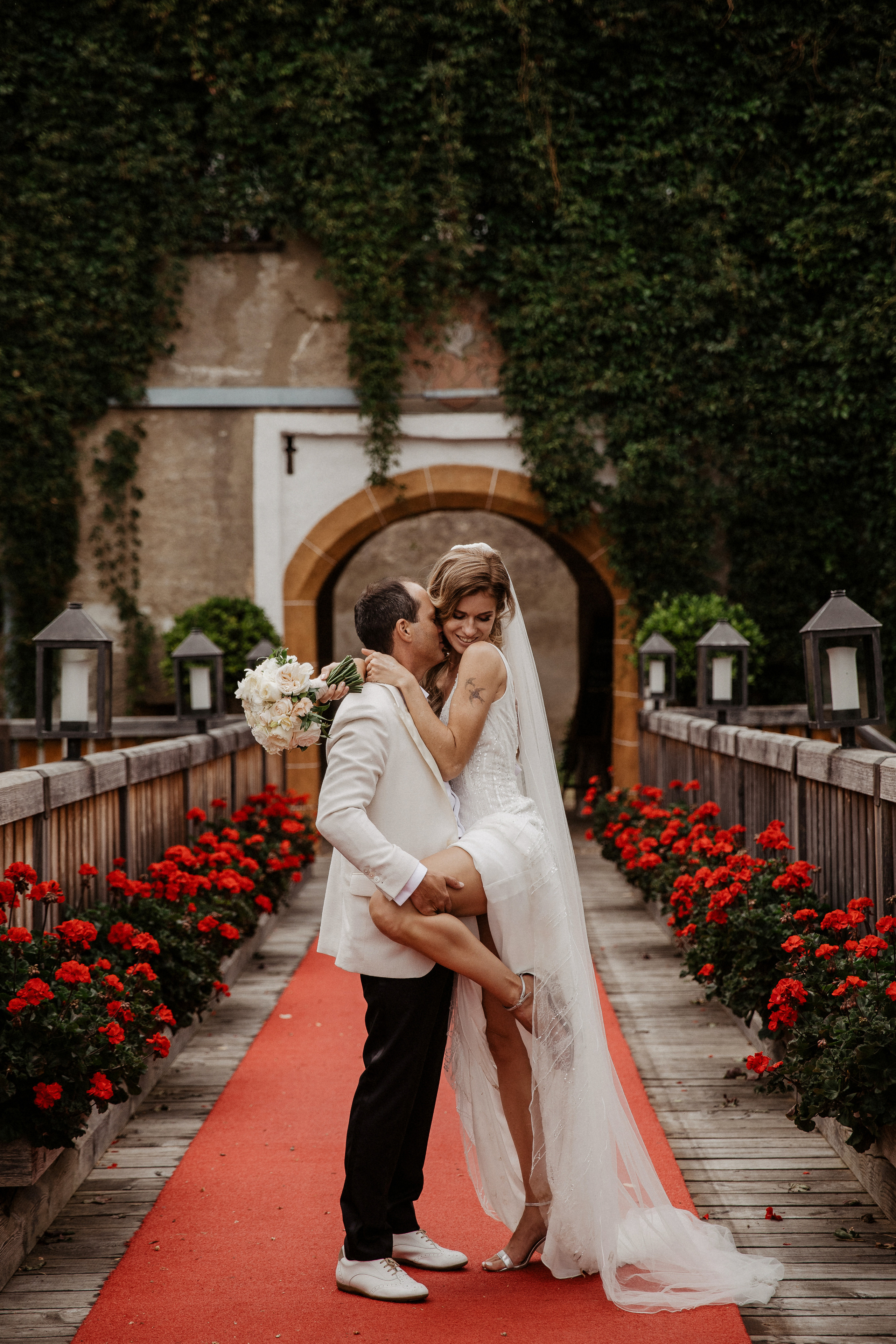 Wedding photographer pricing guide Europe. Destination wedding elopement photographer videographer