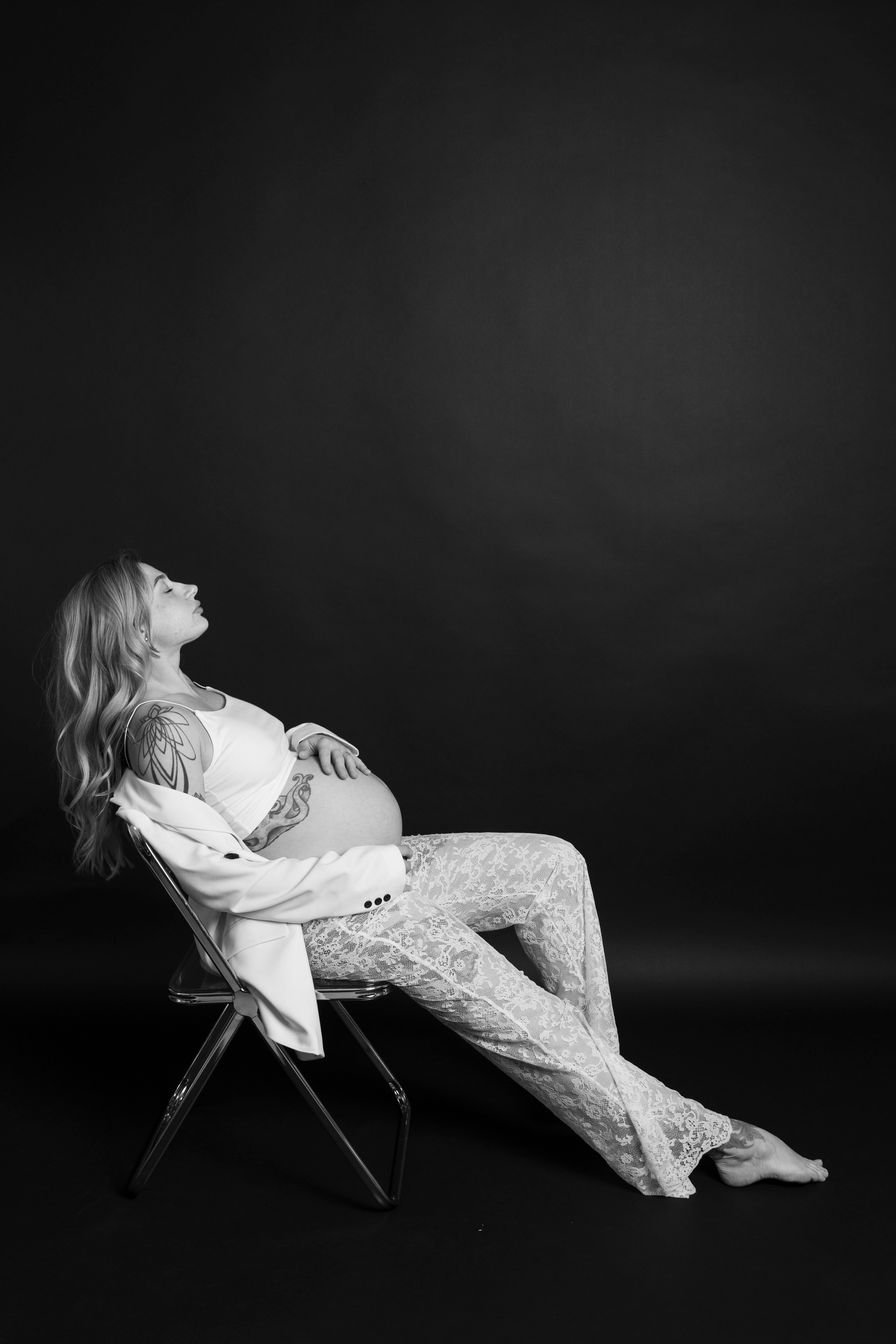 Черный фон. SHOOT IT YOURSELF — SELF PORTRAIT STUDIO IN CHICAGO