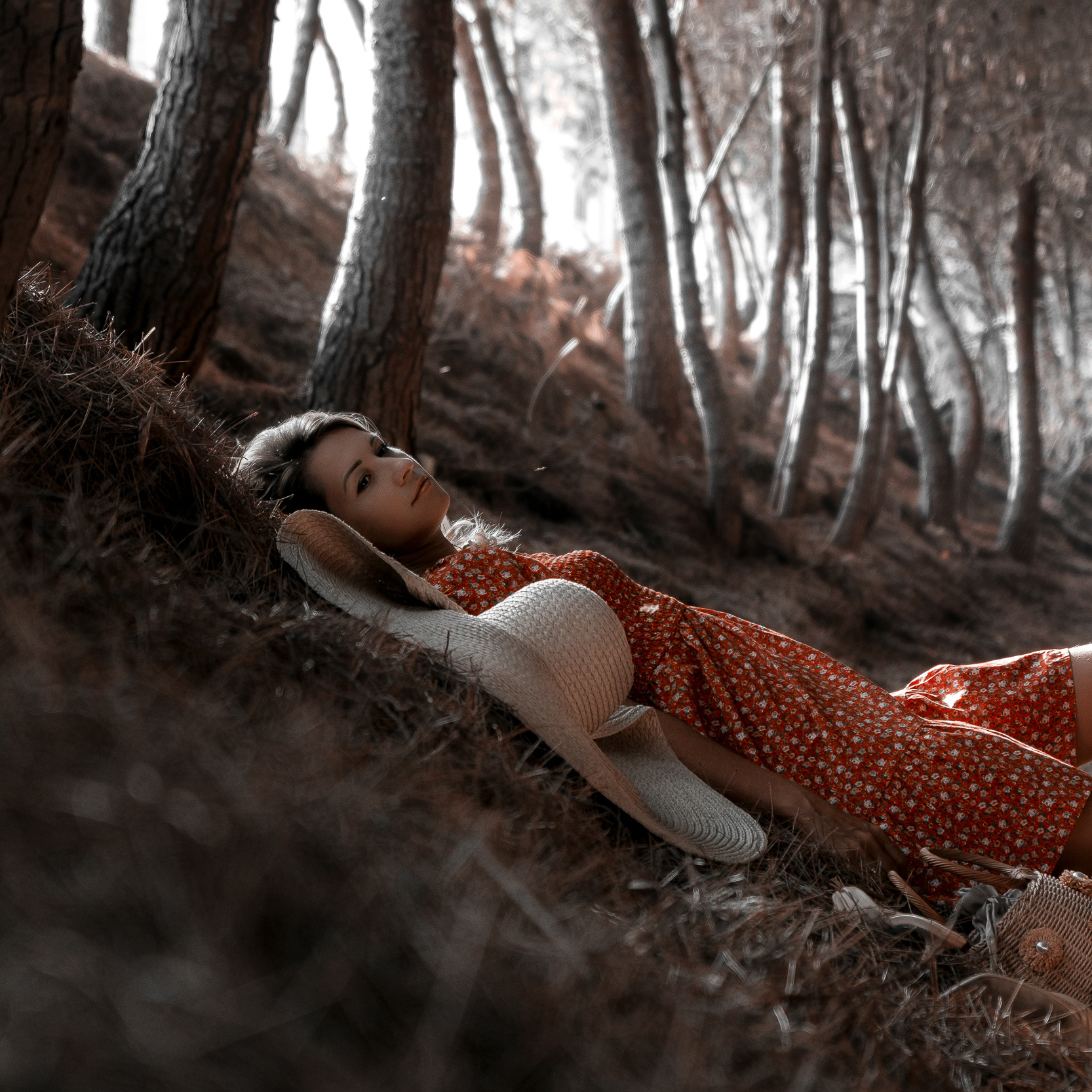 Утренняя фотосессия девушки в лесу Испании