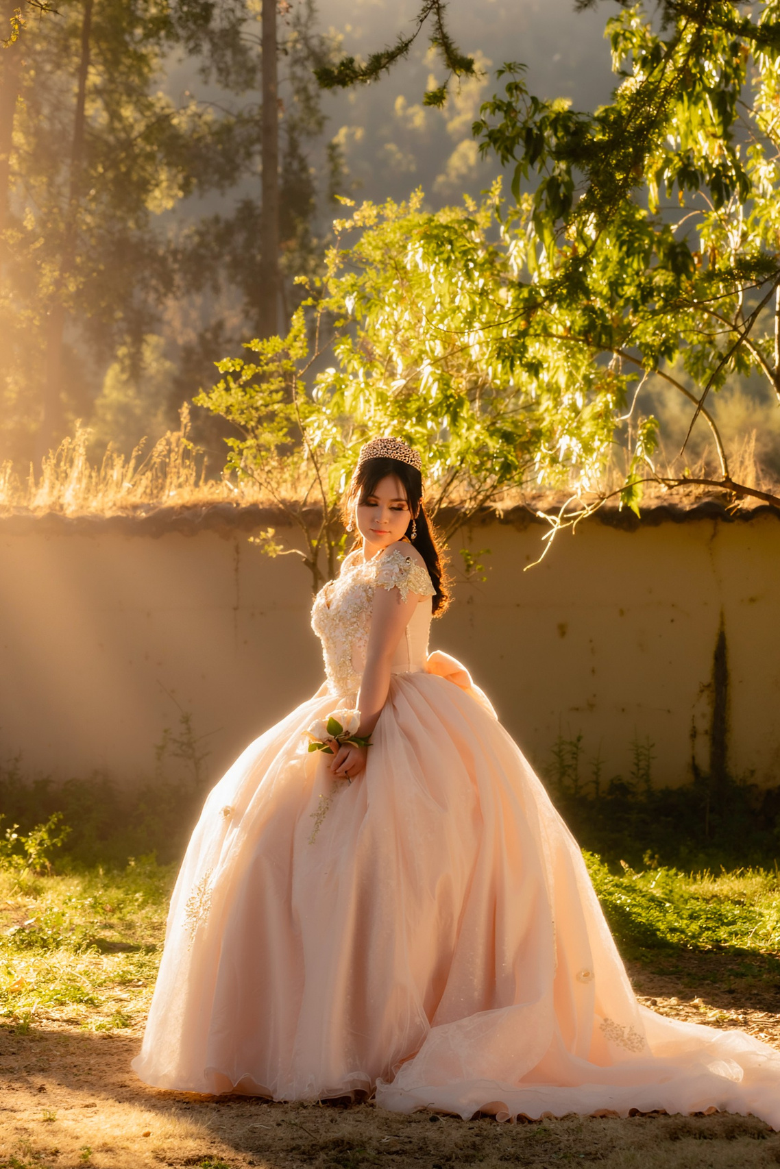 Fotógrafo en Huancayo - Perú retrata a quinceañera con vestido rosa en elegante sesión al aire libre.