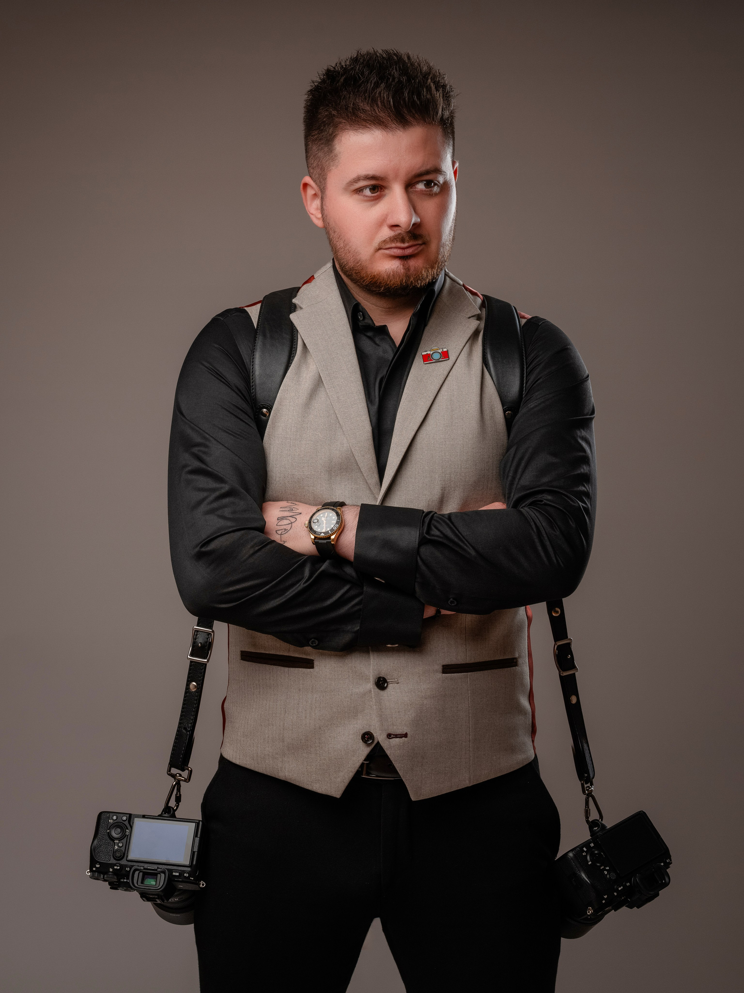 Portret profesional cu bărbat în costum elegant, fotografie de studio cu fundal neutru