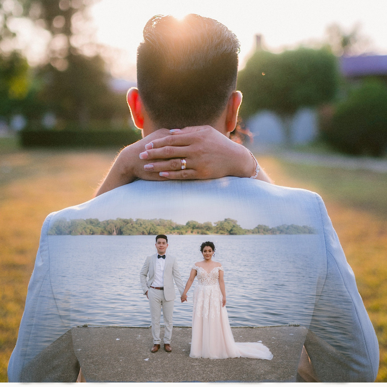Pareja de novios caminando de la mano al atardecer con velo al viento, fotografía de bodas en exterior, Carlos RaGo fotógrafo México