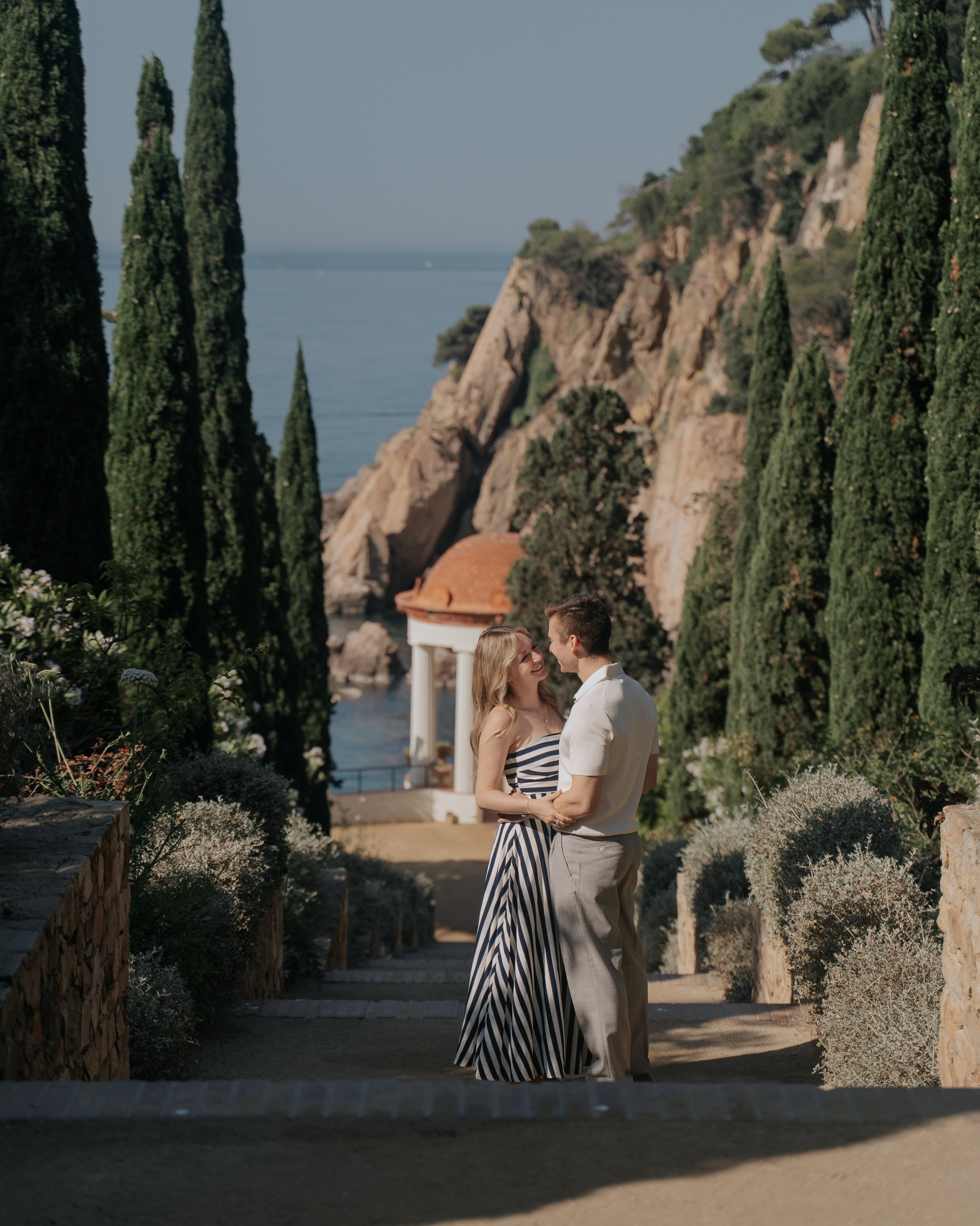 Barcelona Proposal Photoshoot — Surprise Photographer & Videographer for Couples, Gothic Quarter, Montjuïc & Barceloneta Beach | DiaFoto