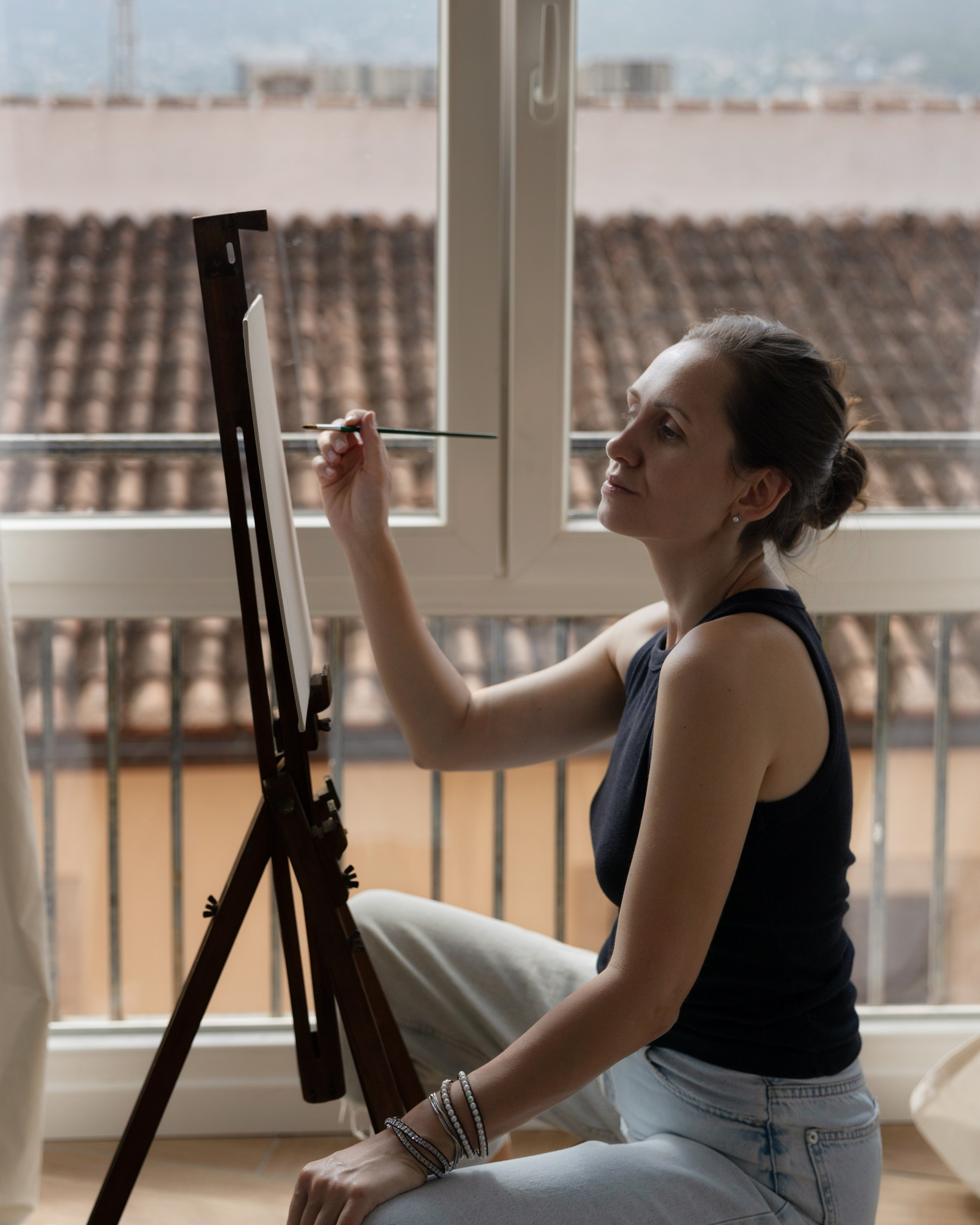 Artist painting during a brand session, behind the scenes from a Toulouse shoot