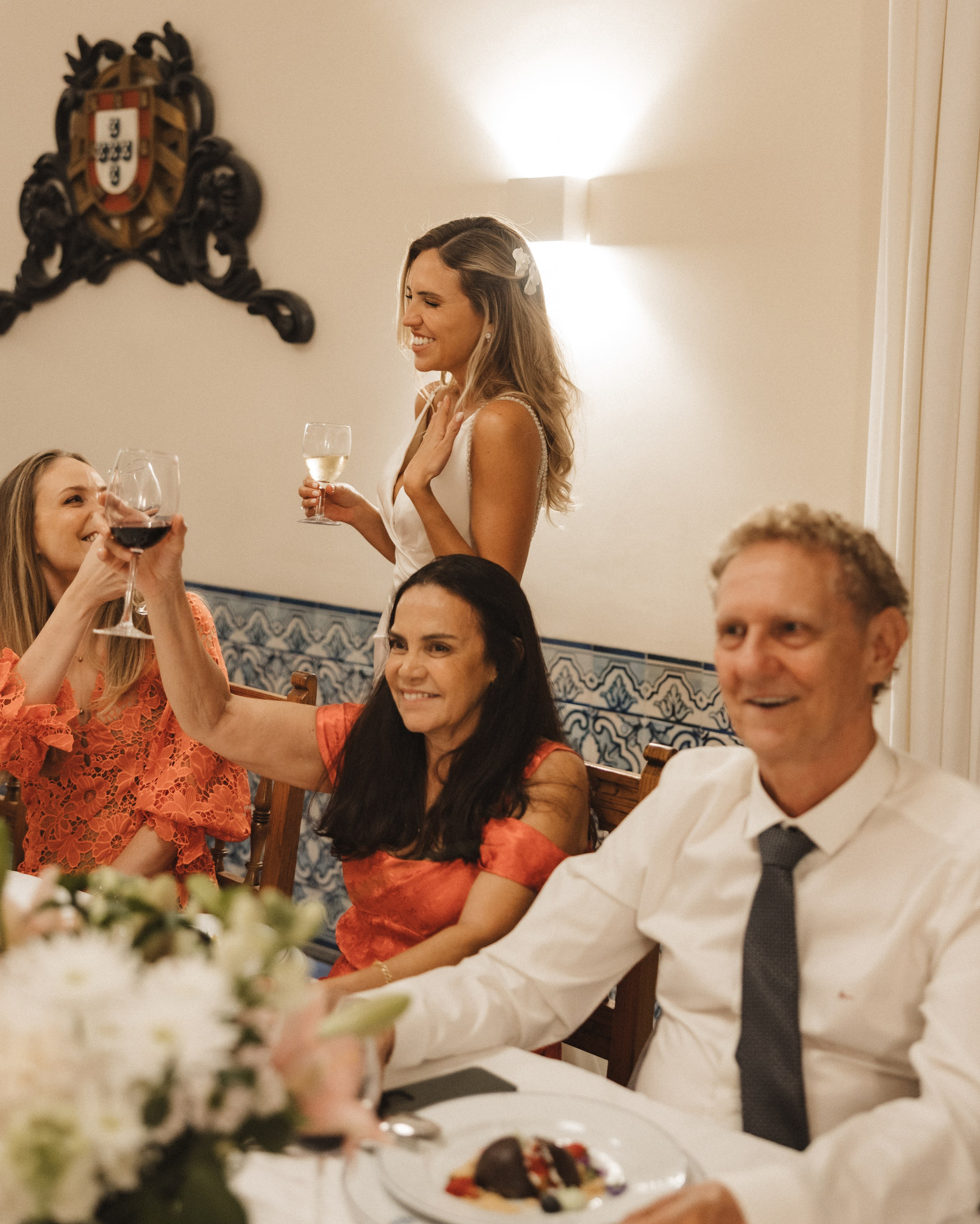 Família e convidados durante um jantar de casamento em Lisboa, Portugal