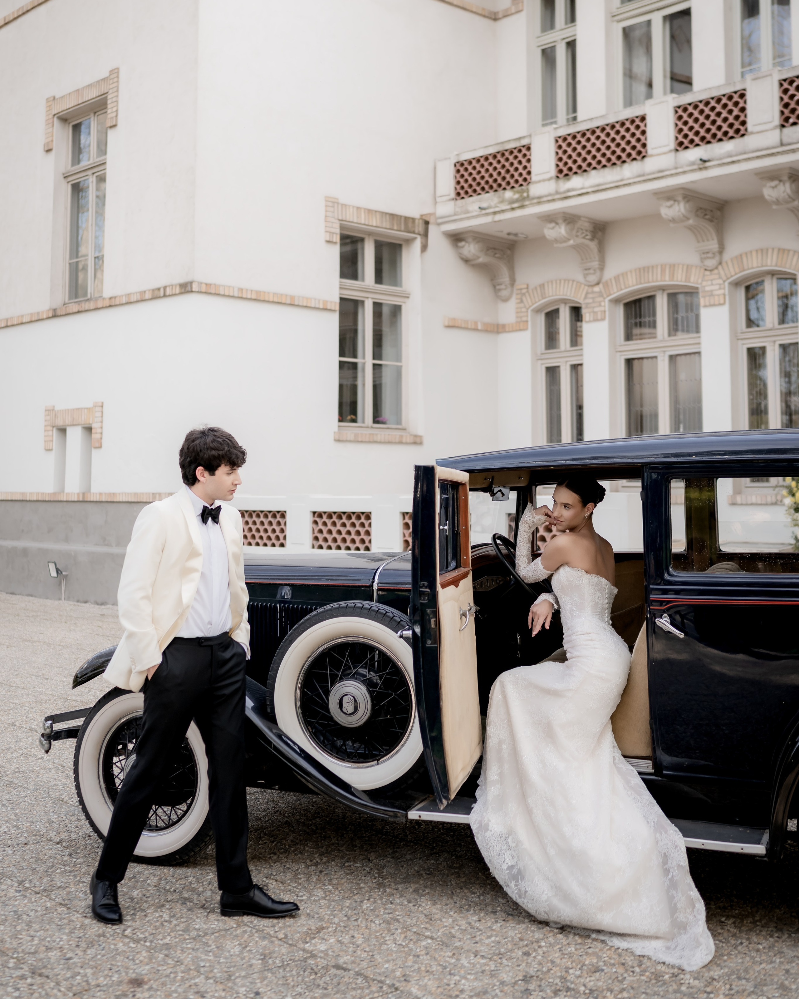 Portret de nuntă editorial cu arhitectură elegantă în fundal