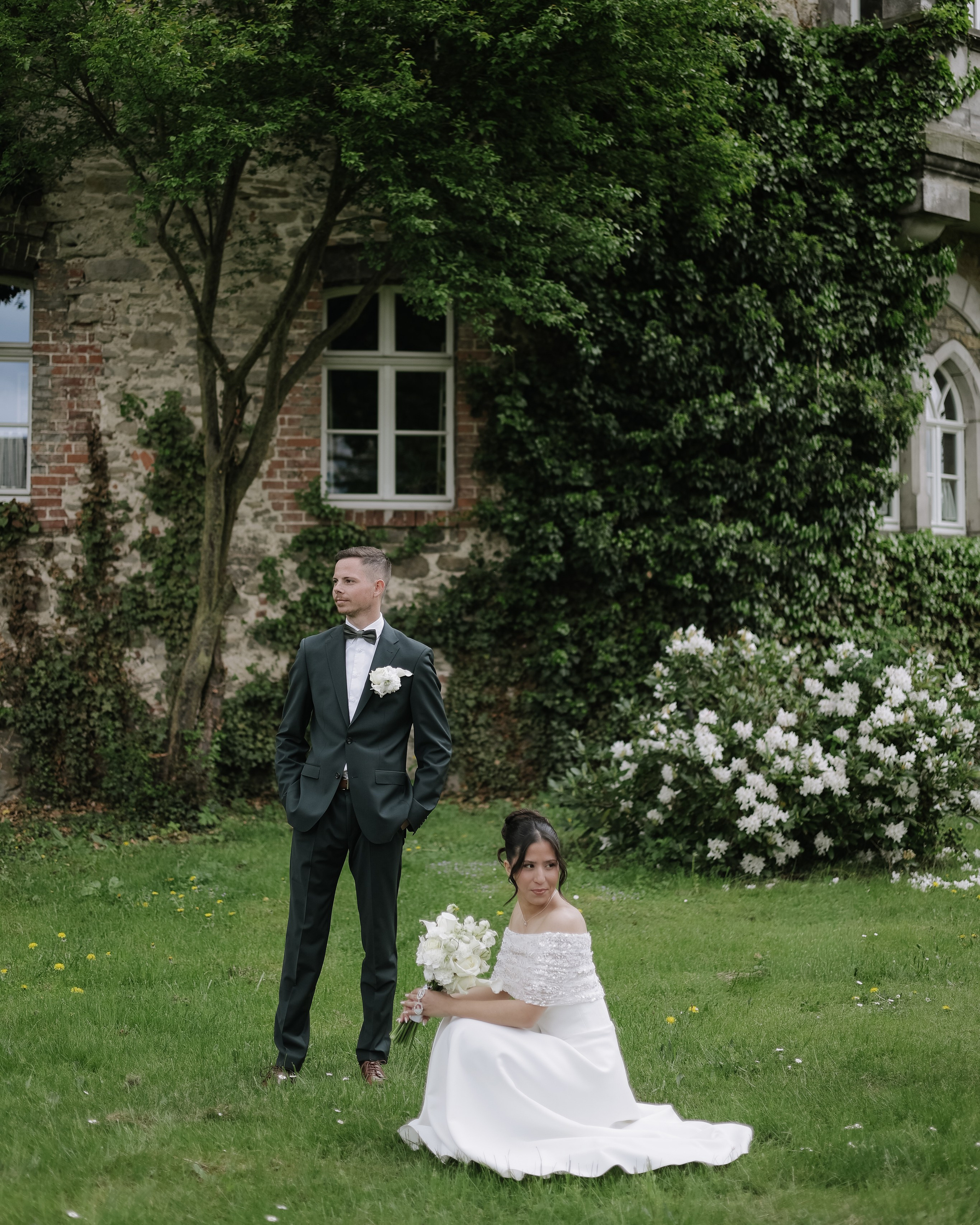 "Elegantes, editorial gestyltes Hochzeitspaar posiert vor der Kamera"