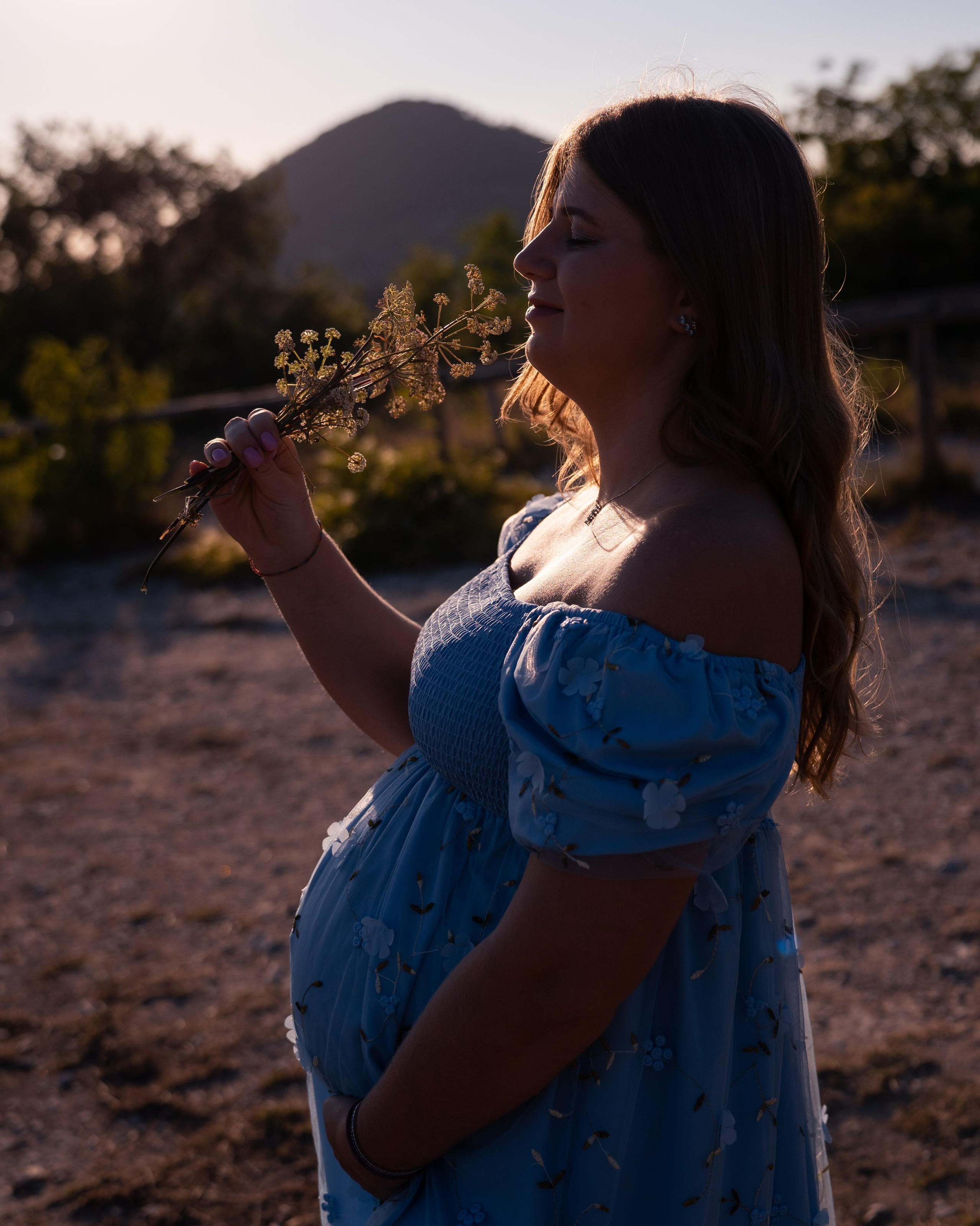 Ritratto di futura mamma durante un servizio fotografico maternity