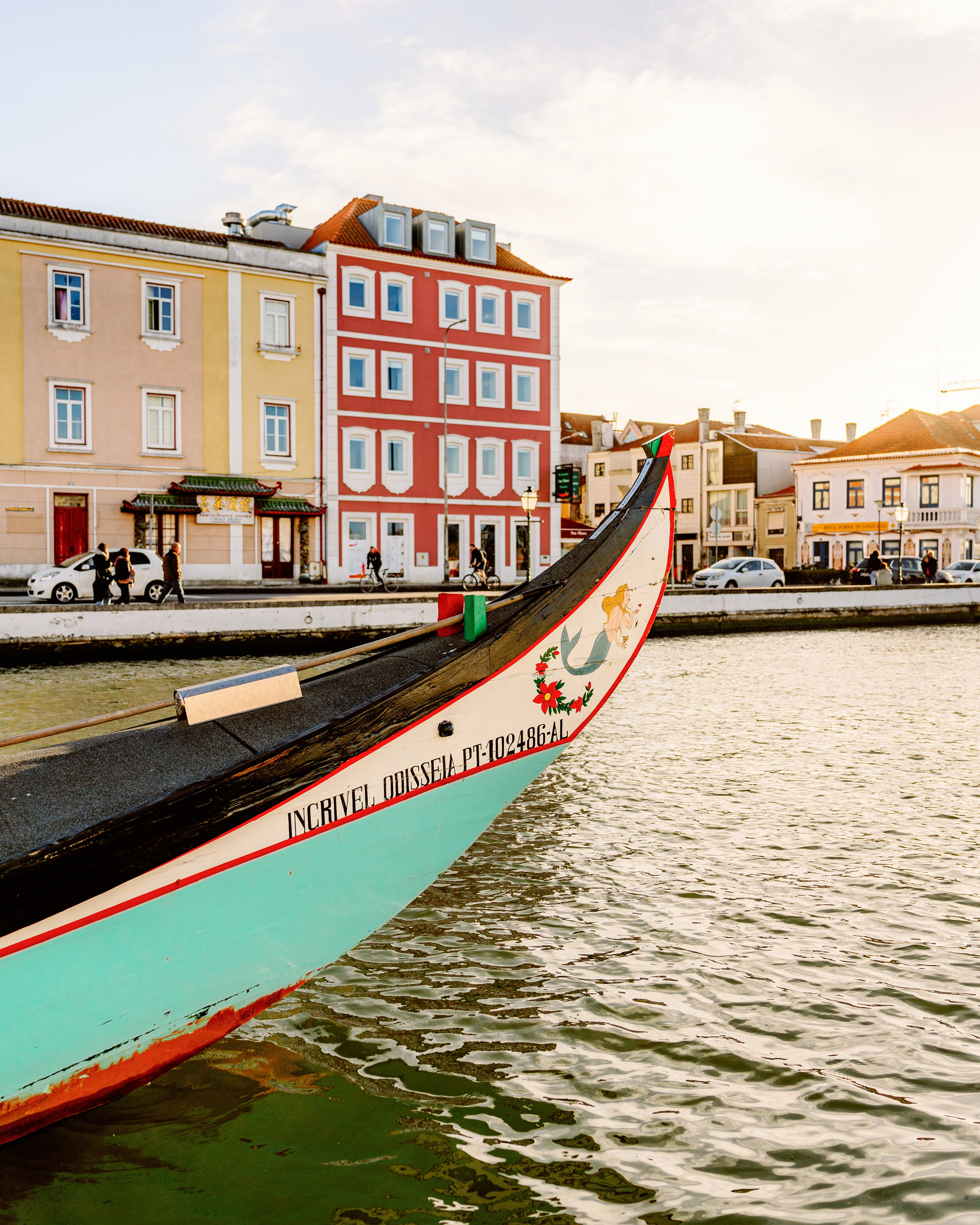 Каналы города Авейру, традиционная лодка молисейруш 