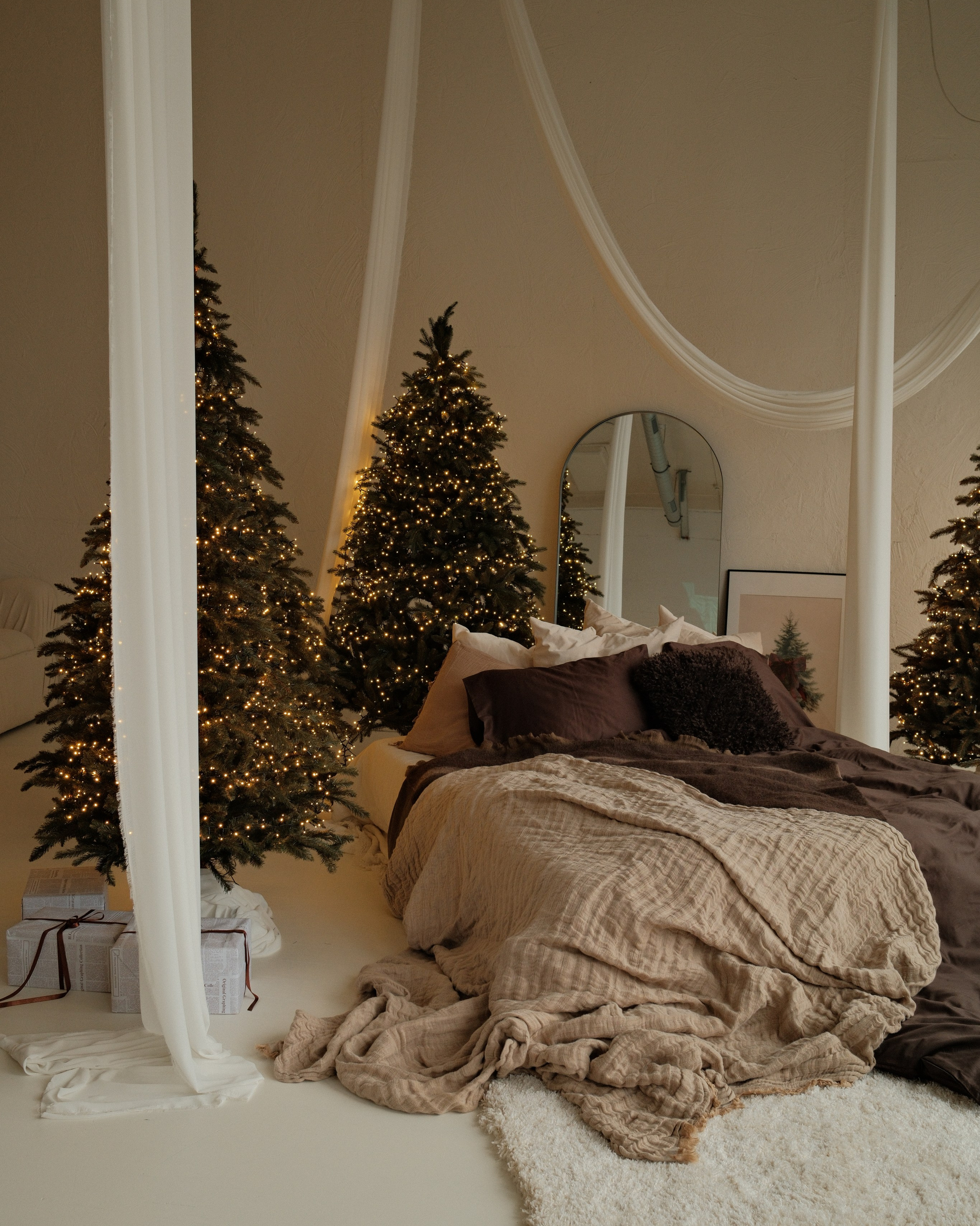 Cozy Vilnius Christmas Photoshoot: Studio, Home or Outdoor. Framed by Evelina | Destination Wedding Photographer from Lithuania | Europe