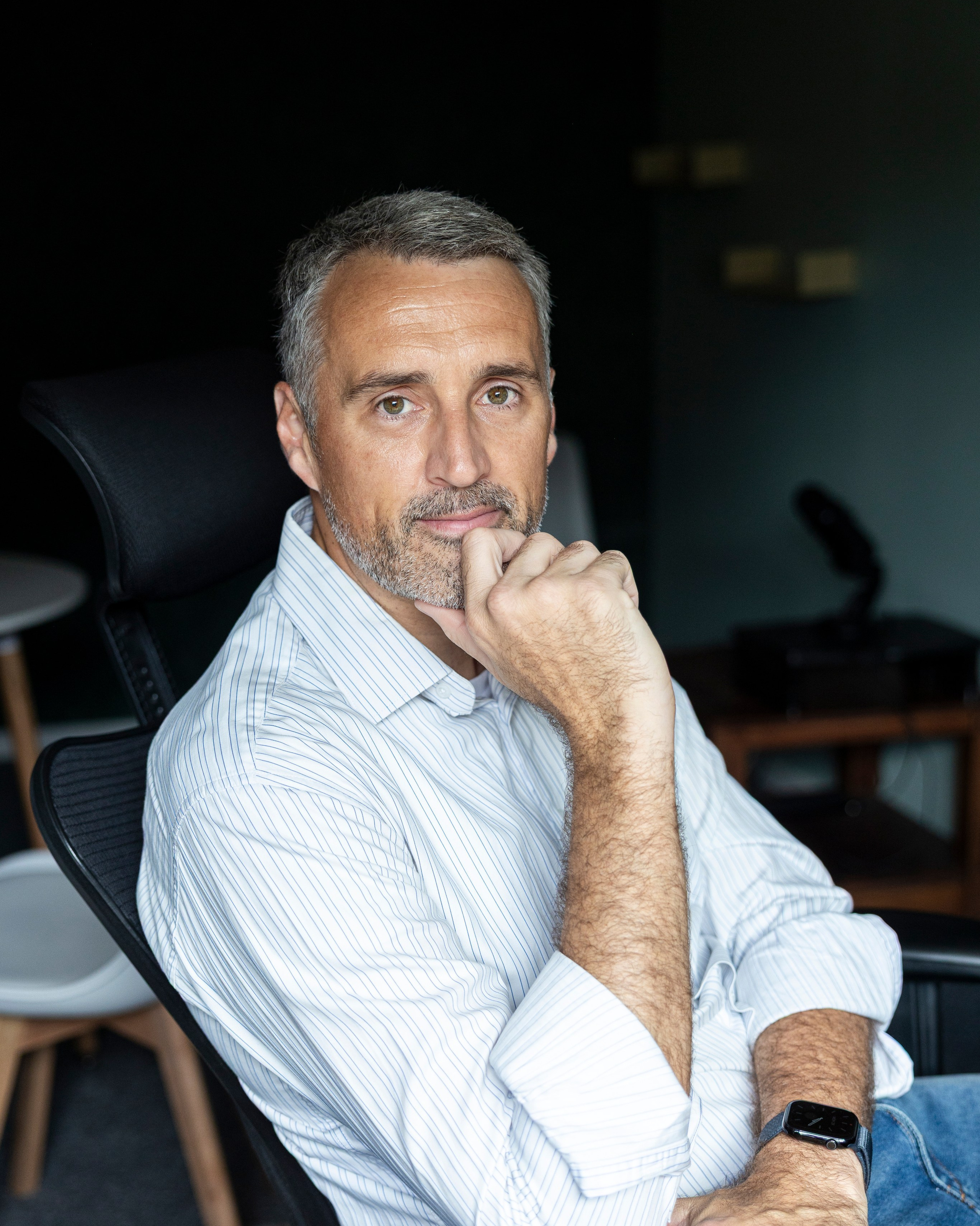 Professional portrait of a businessman during a personal brand session in Toulouse2