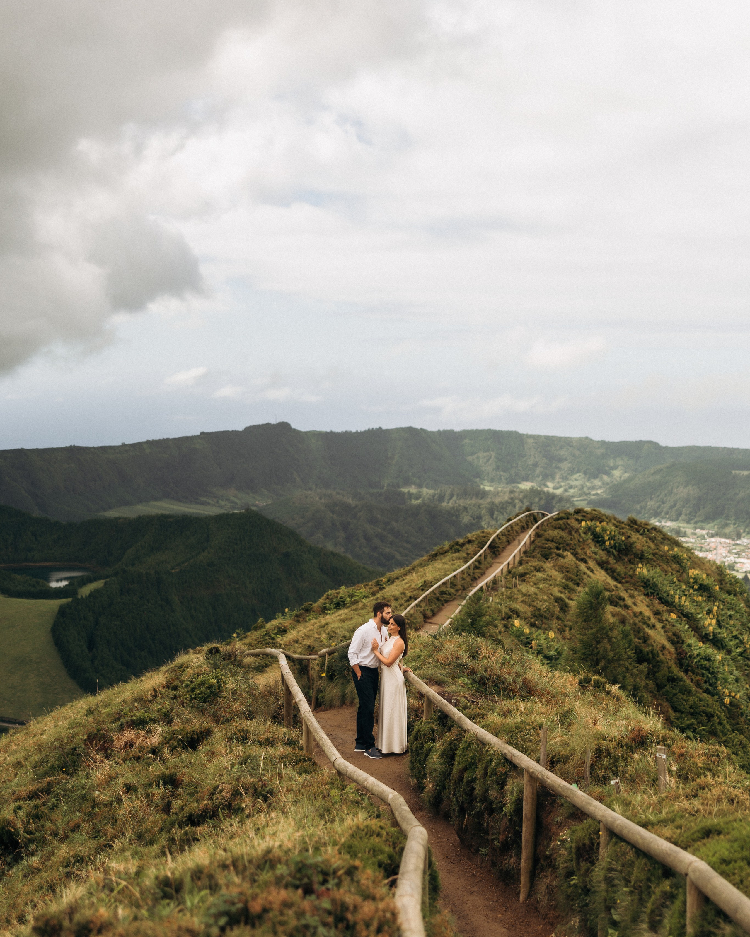 Casal na paisagem de Sete Cidades nos Açores