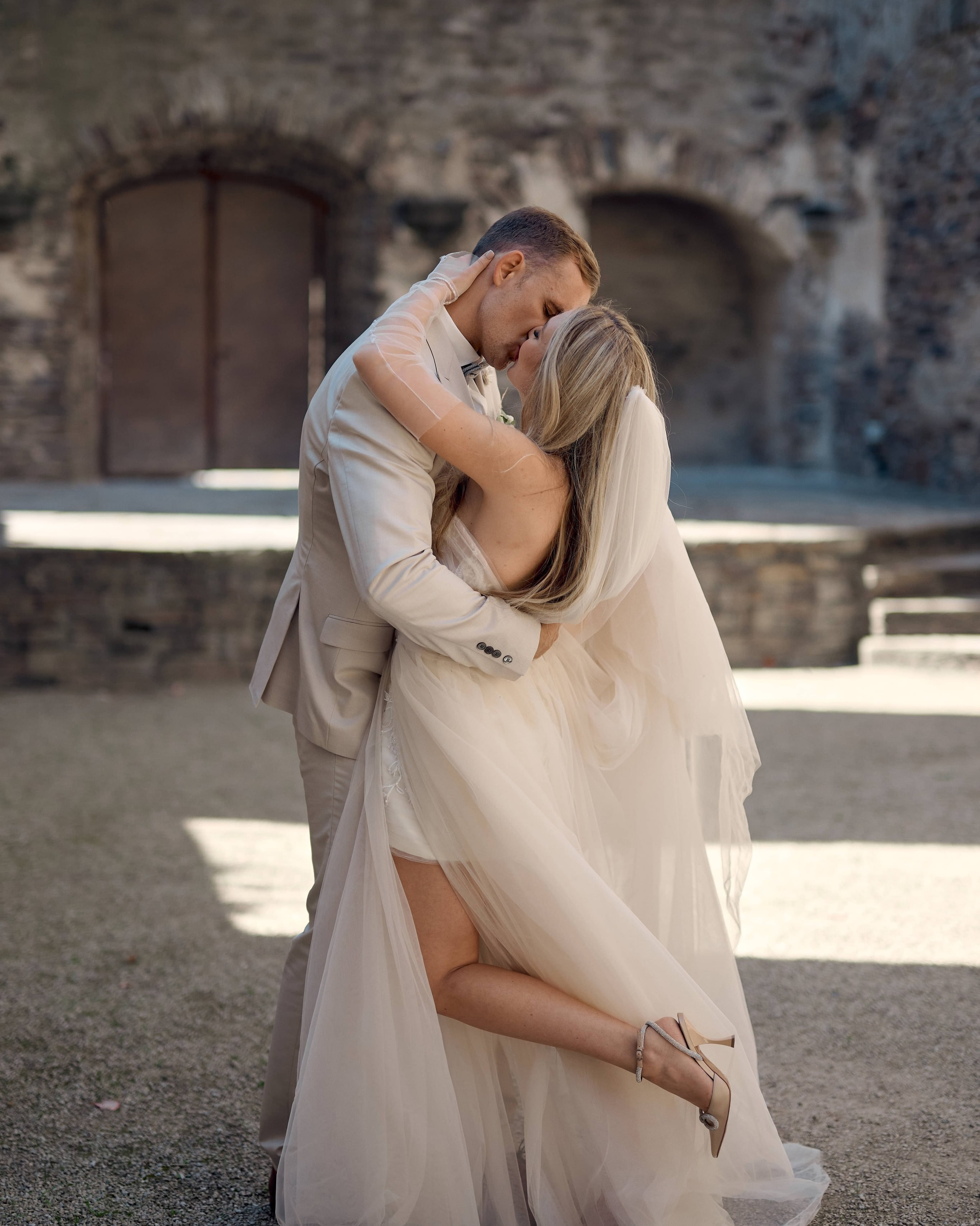 Brautpaar küsst sich innig bei einem romantischen Hochzeitsshooting in einer Ruine bei Bonn, fotografiert von Hochzeitsfotograf Alex Fetter.