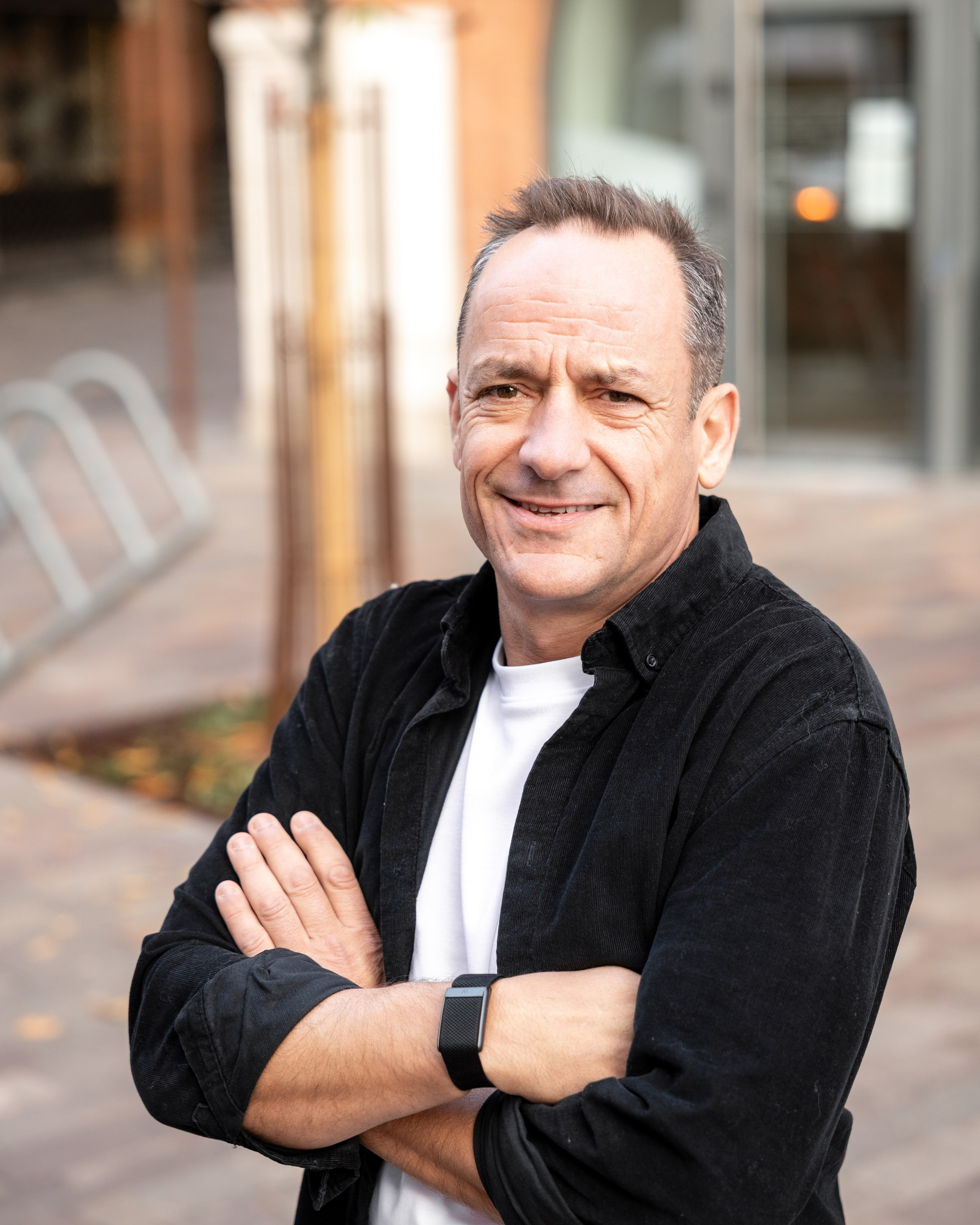 Ludovic Vendetti in relaxed corporate pose during a personal branding session with natural light in Toulouse.