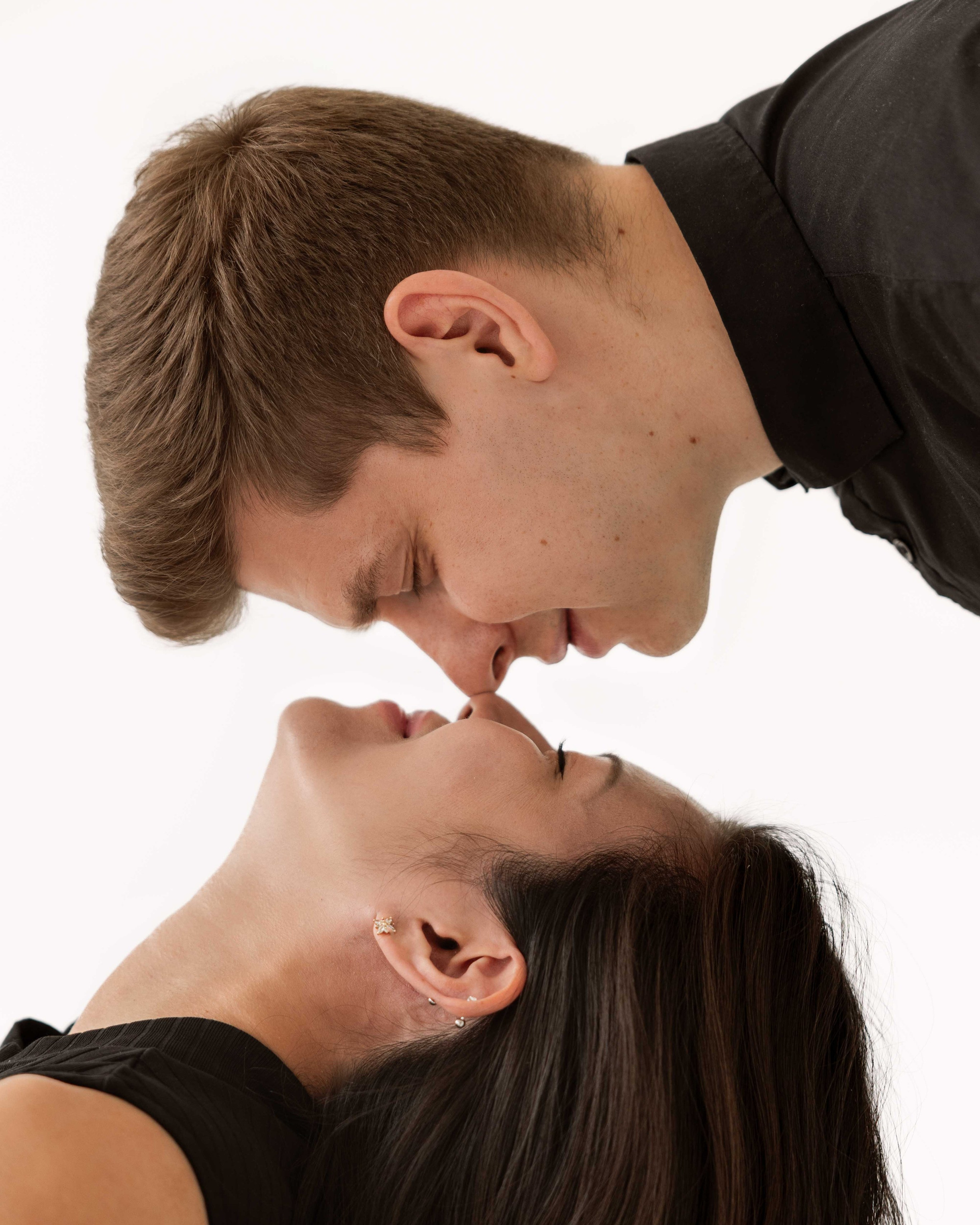 Šeimos fotosesija Vilniuje — namie, gamtoje, studijoje. Framed by Evelina | Vestuvių fotografė